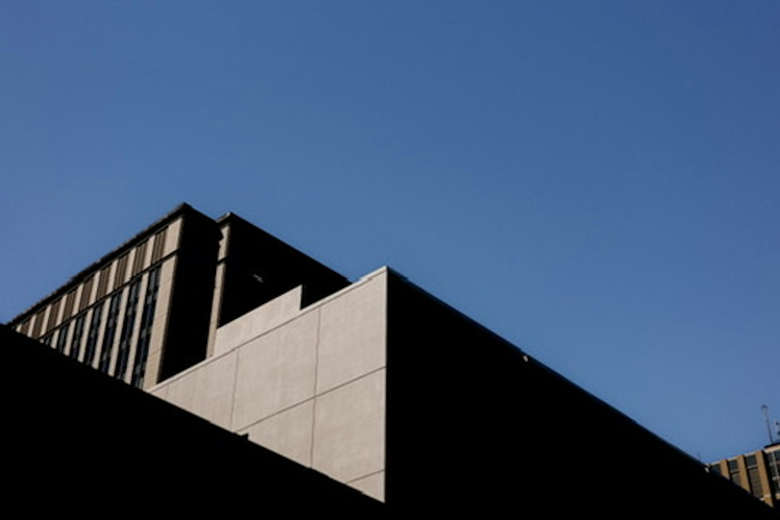 Coin et structure d'un bâtiment moderne sous un ciel bleu
