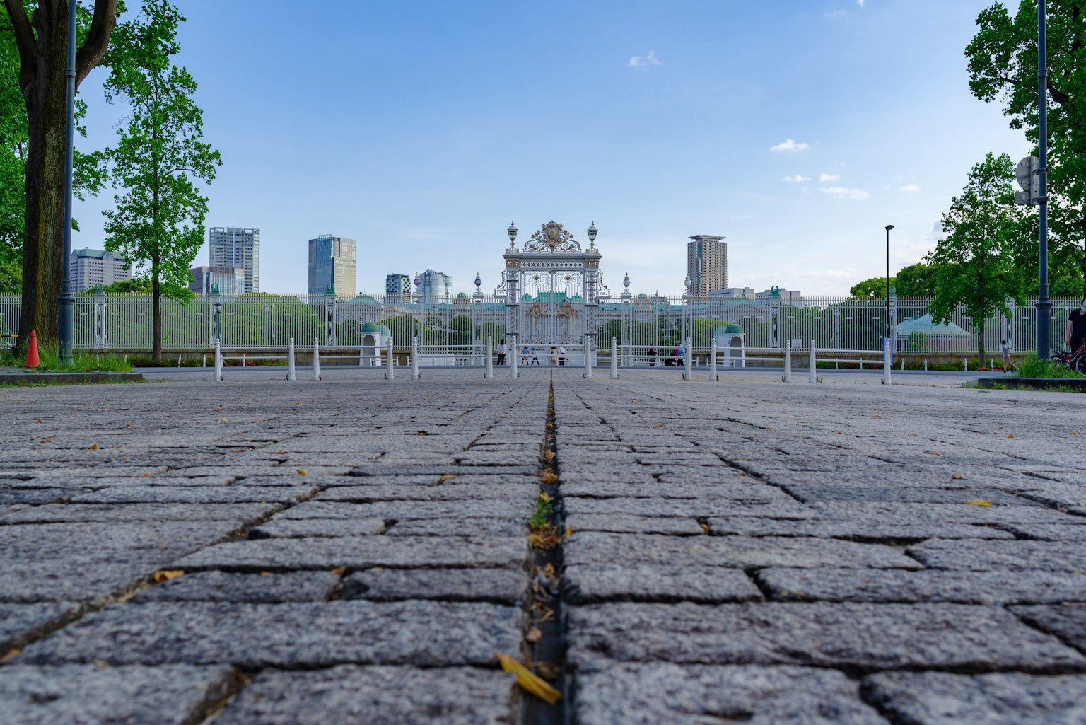 Vue d'un parc pavé de pierres avec des bâtiments en arrière-plan