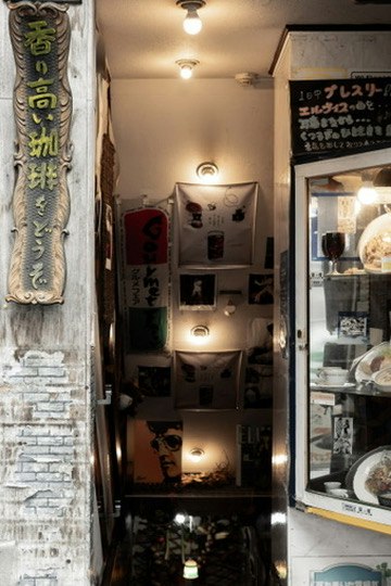Entrée d’un restaurant dans un passage étroit type ruelle avec vitrines intérieures image