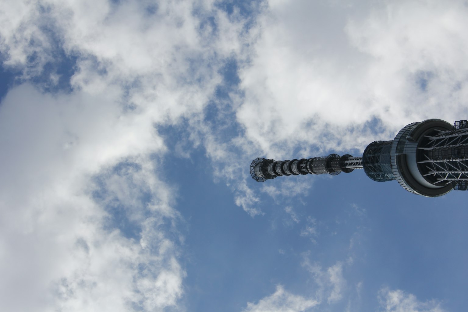 Puncak Tokyo Skytree di bawah langit biru