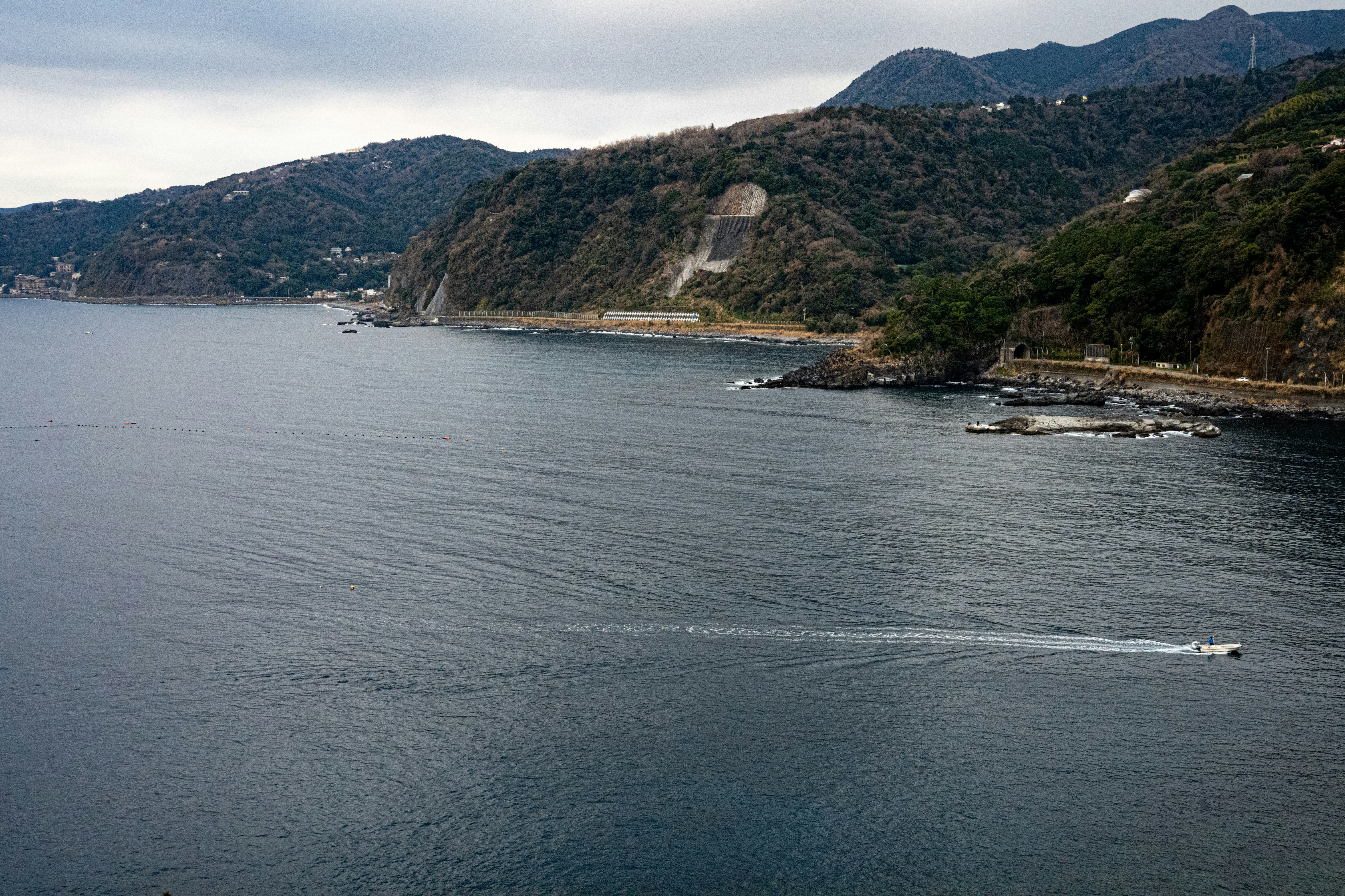 海沿いの湾岸と山並みの風景