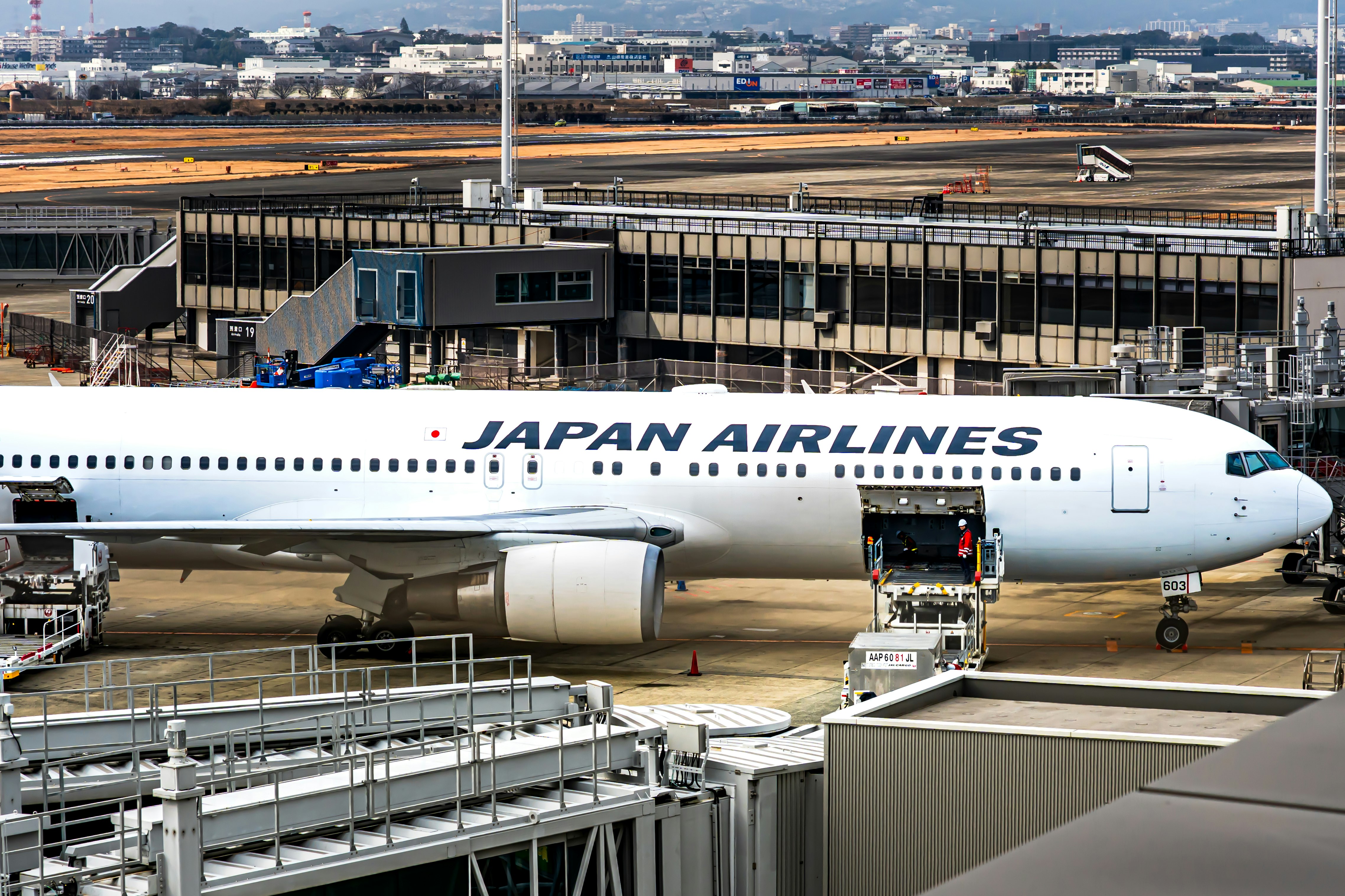 日本航空の機体が見える空港の滑走路側景観
