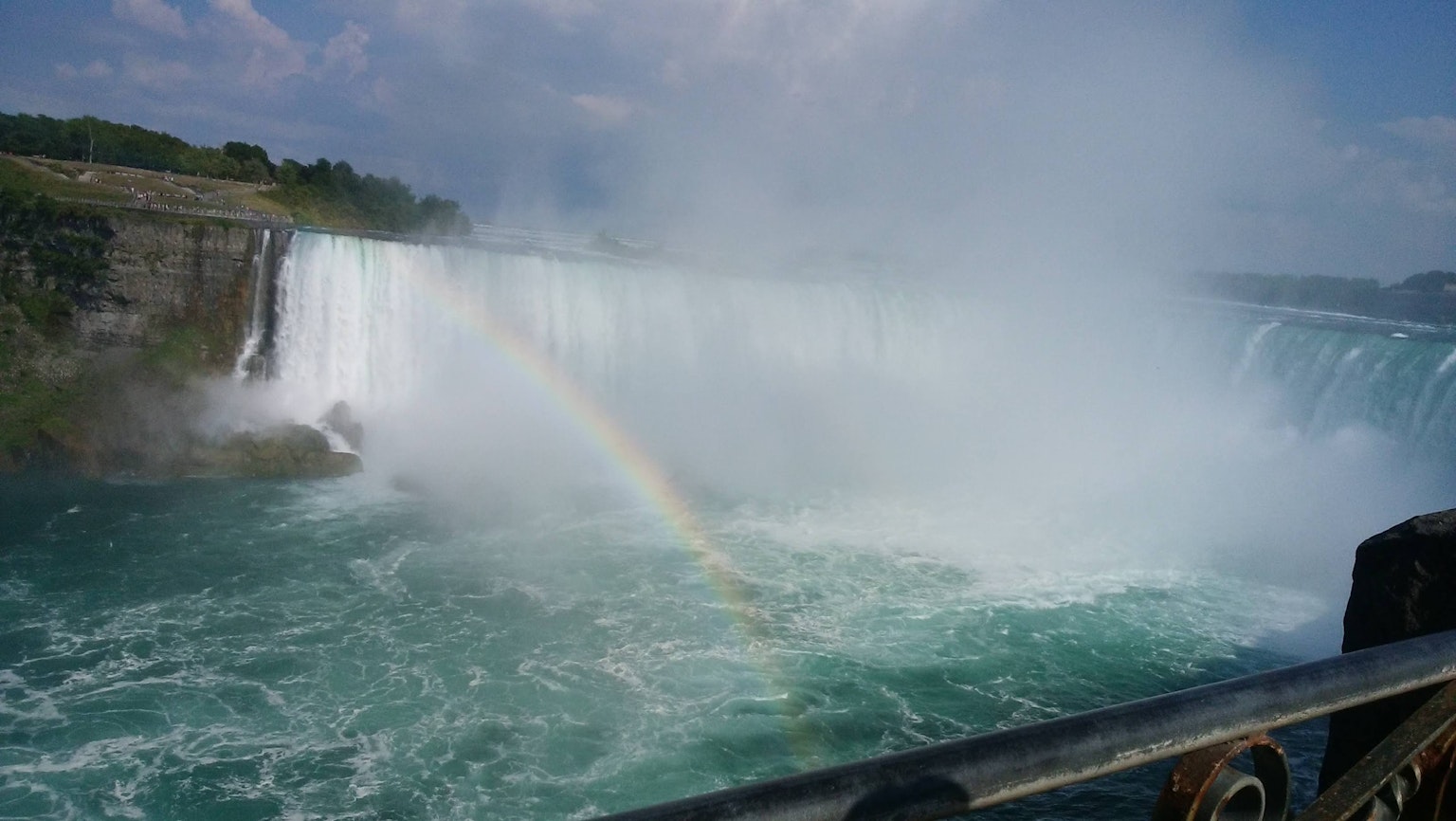 Majestätischer Blick auf die Niagarafälle mit einem Regenbogen im Nebel
