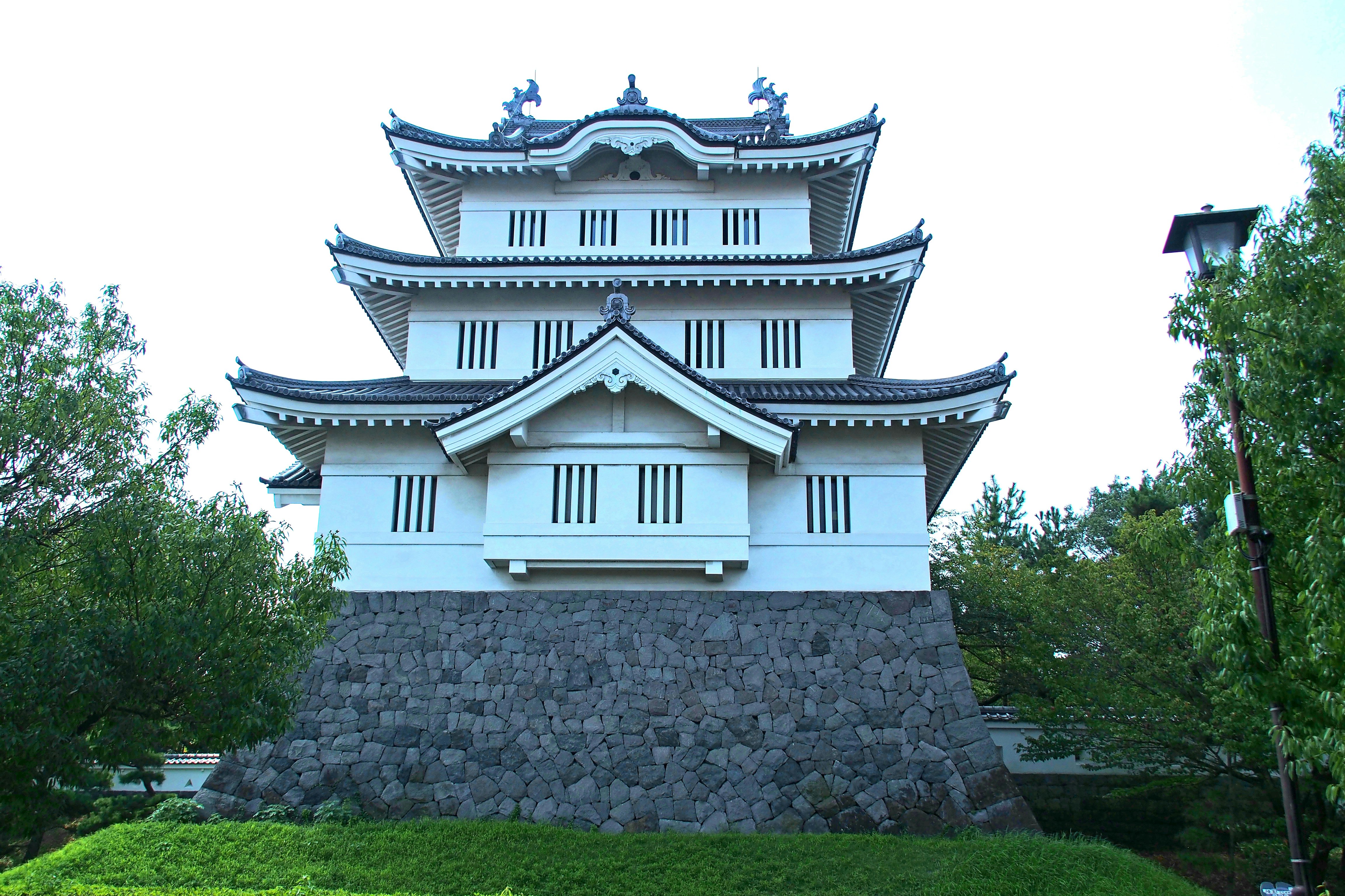 白色城堡天守高耸于石墙之上