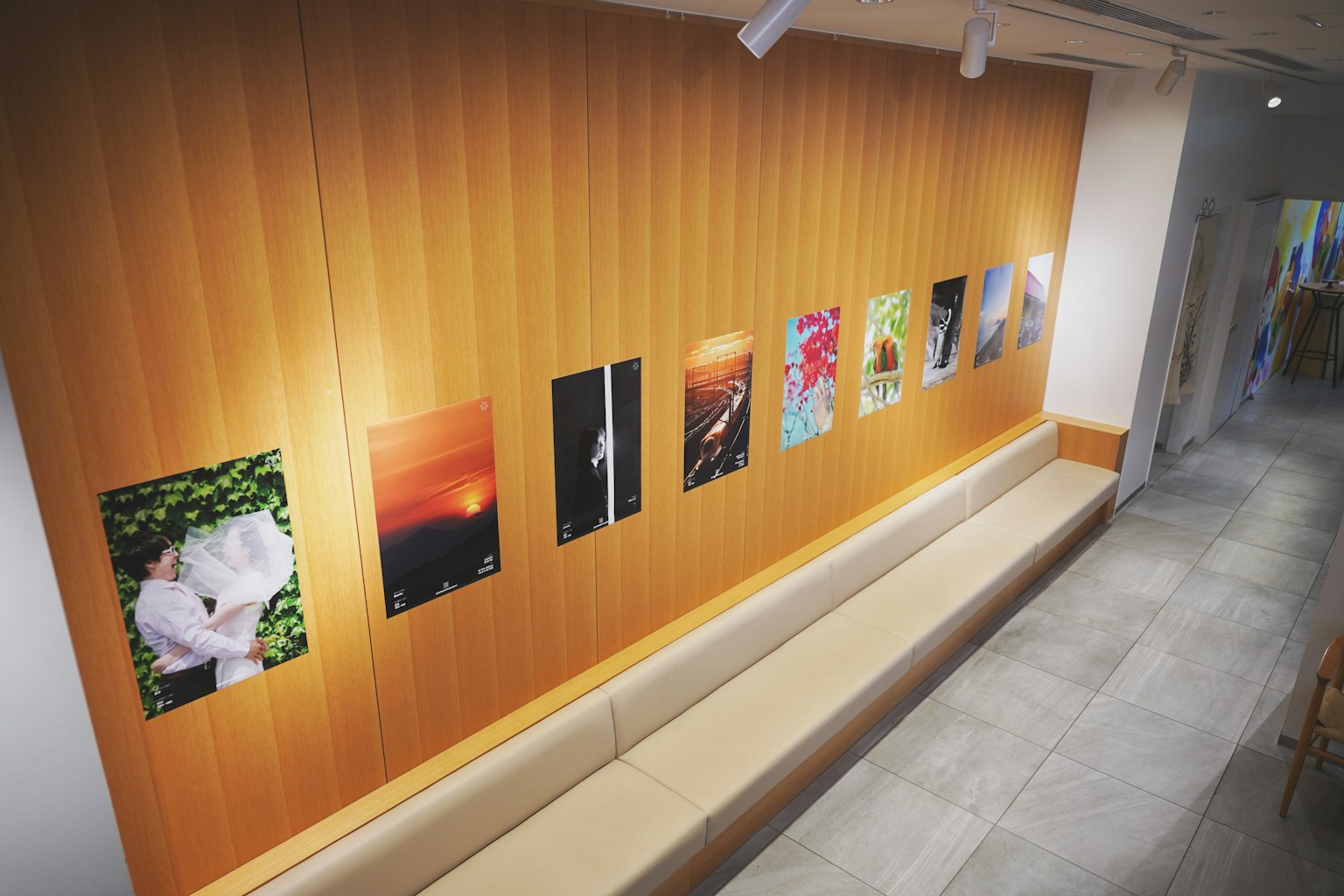 咖啡館內部，木牆上展示著照片