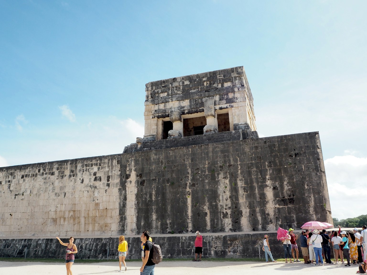 Struktur El Caracol di Chichen Itza dengan pengunjung