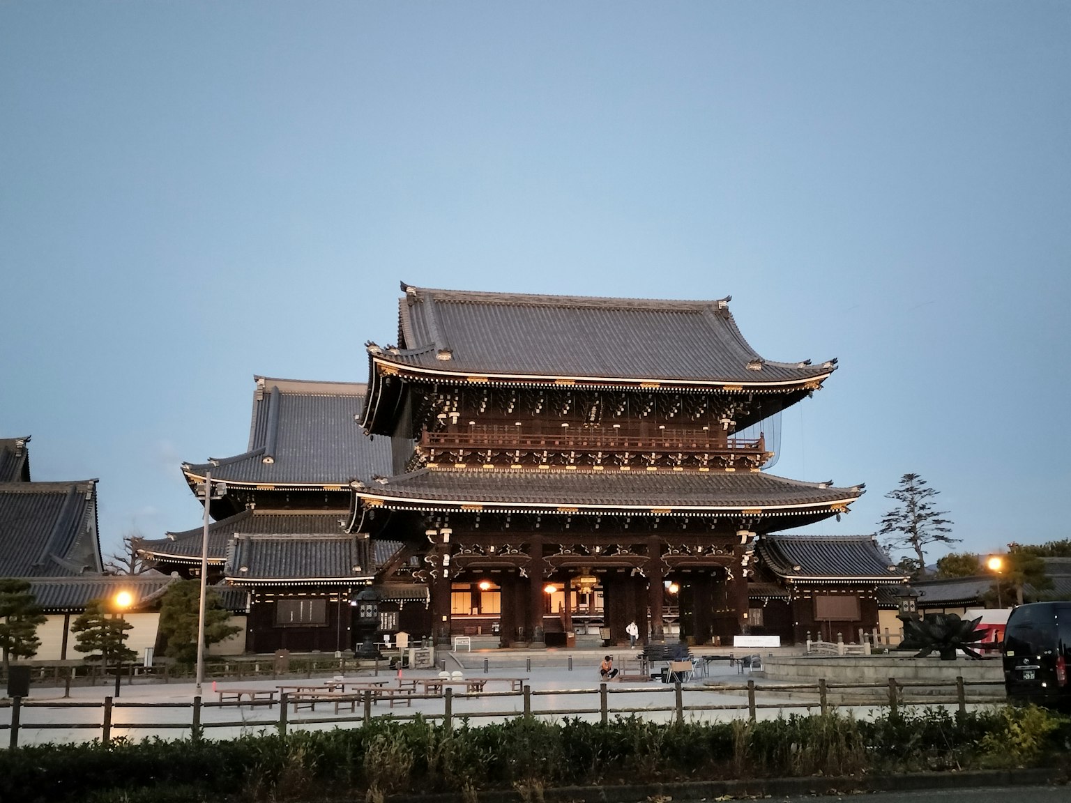 黃昏時分傳統日本寺廟的美麗建築