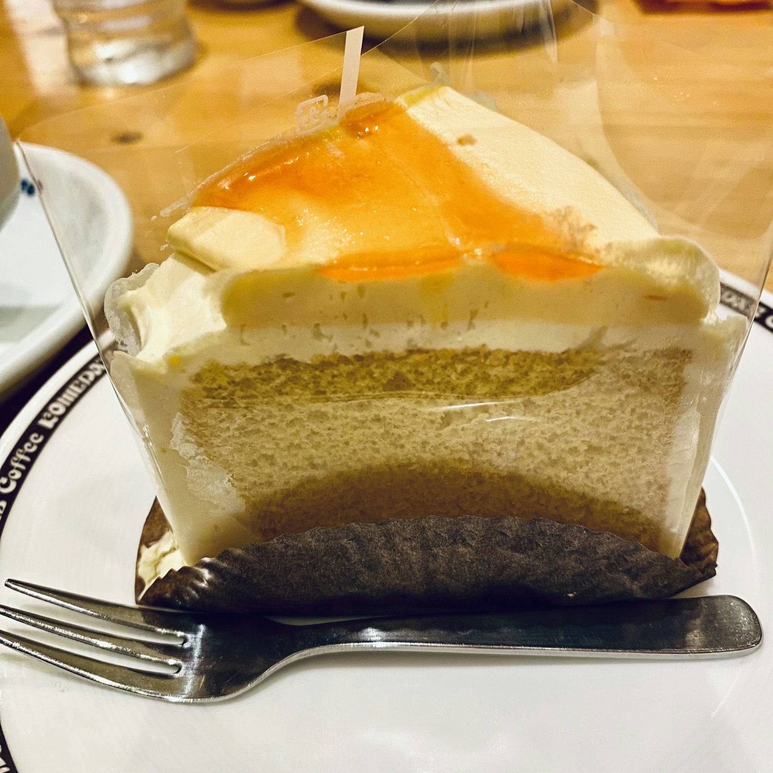 ชิ้นเค้กอร่อยที่ถูกห่อด้วยพลาสติกใส