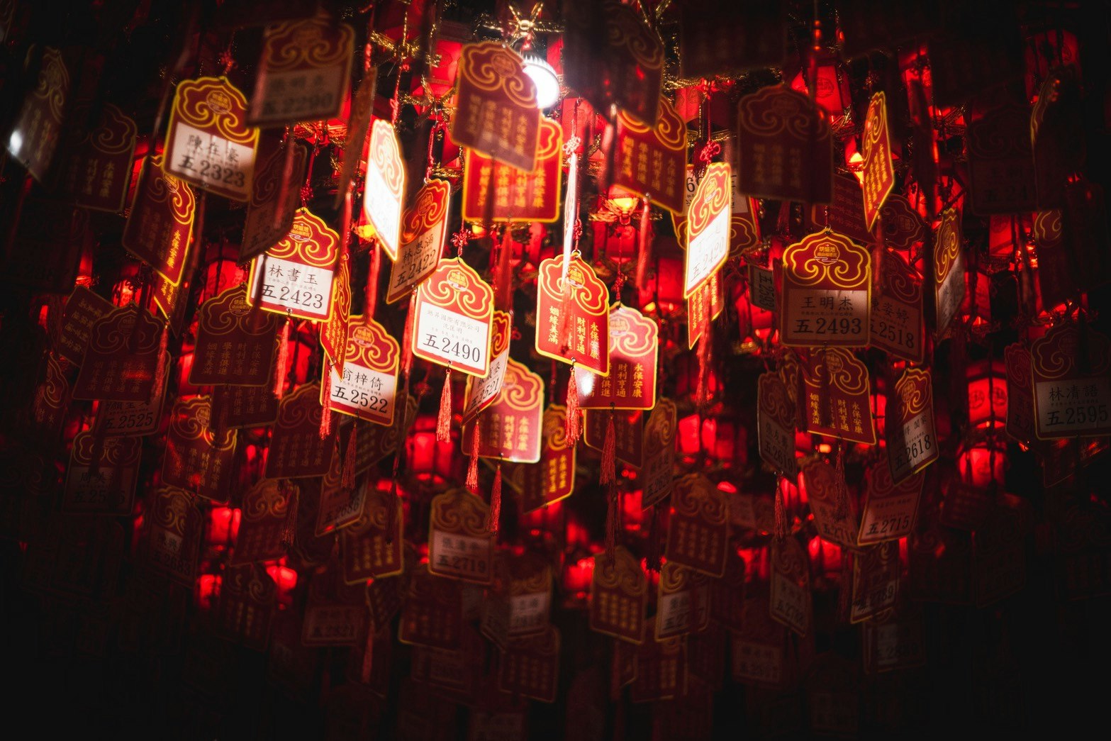 夜晚街道上密集懸掛的紅色燈籠