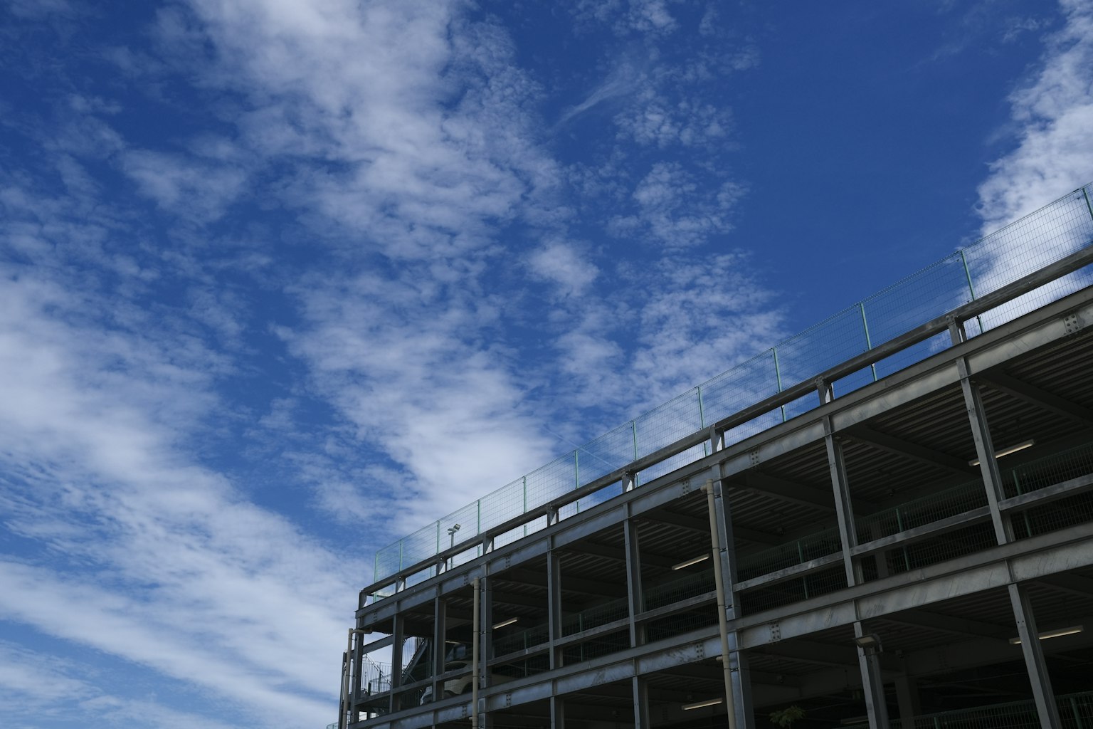 Parte di un edificio in costruzione con cielo blu e nuvole