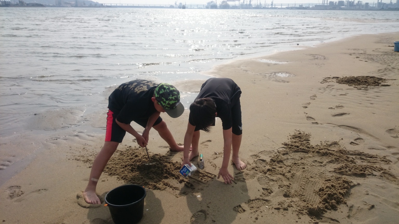 Deux enfants creusant dans le sable à la plage