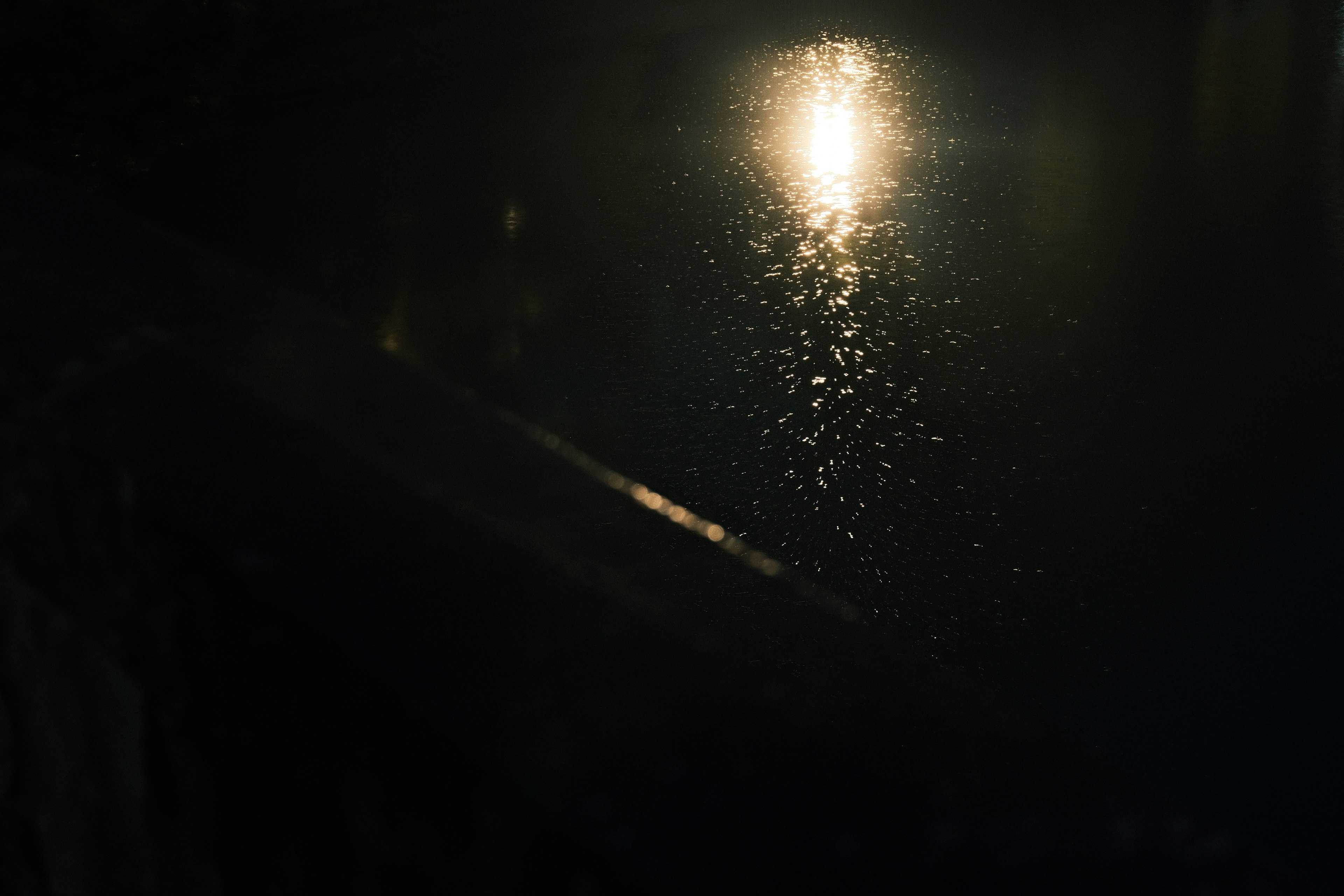 雨夜道路上的路灯反光与雨滴