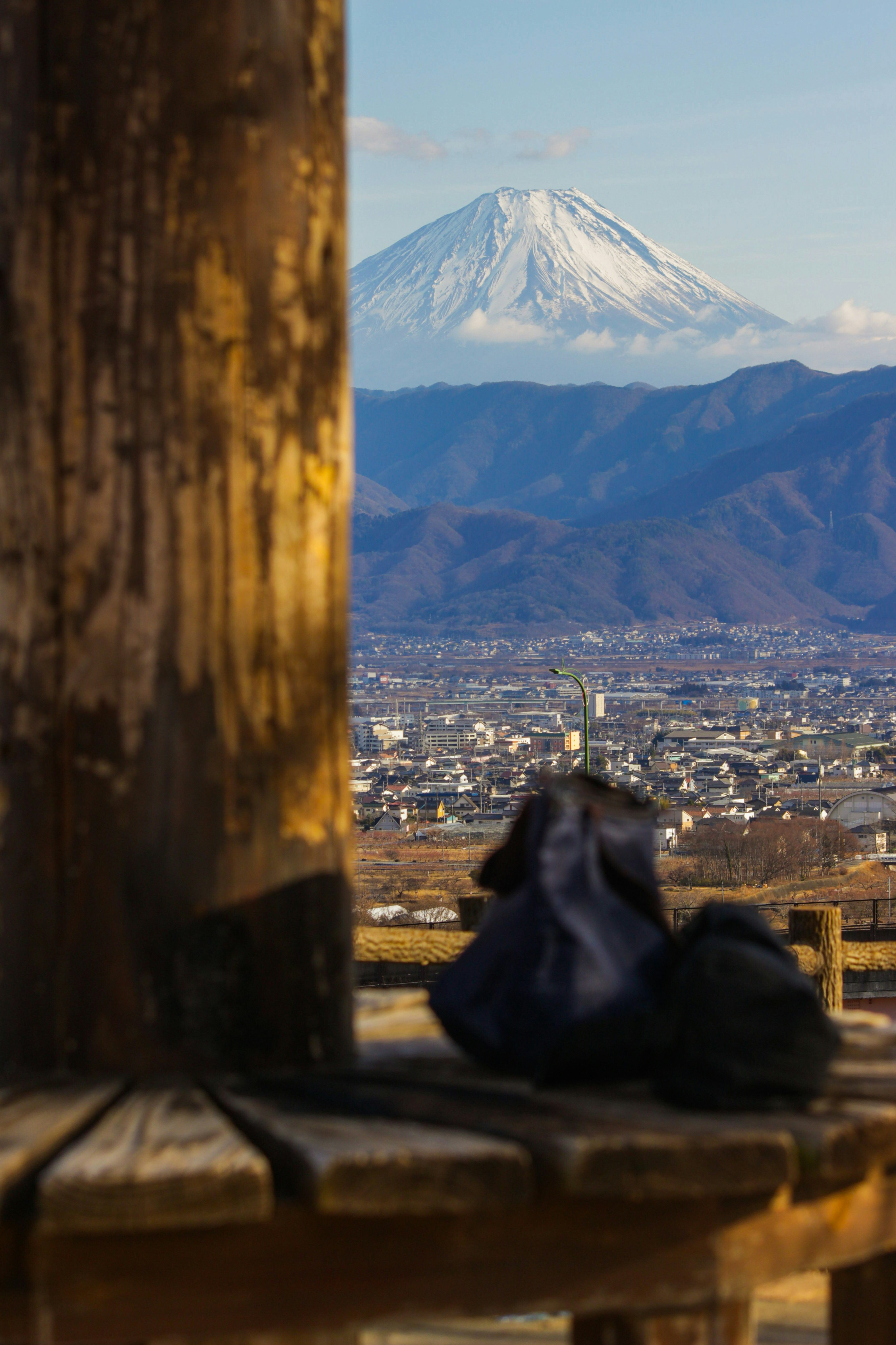 木の柱のある見晴らしの良いベンチから見える富士山の絶景