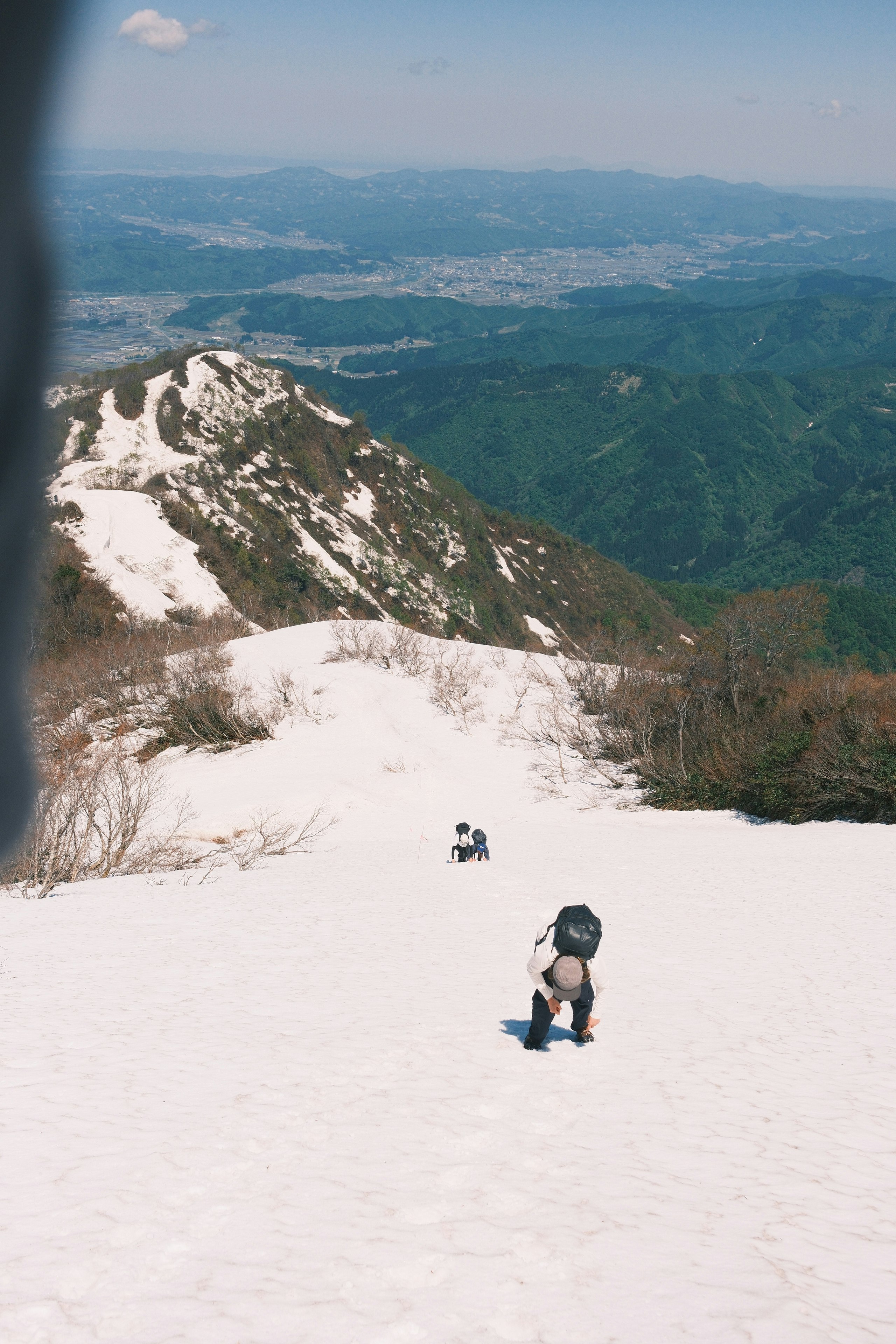 新潟県・八海山の雪の登山道を歩く登山者の眺望