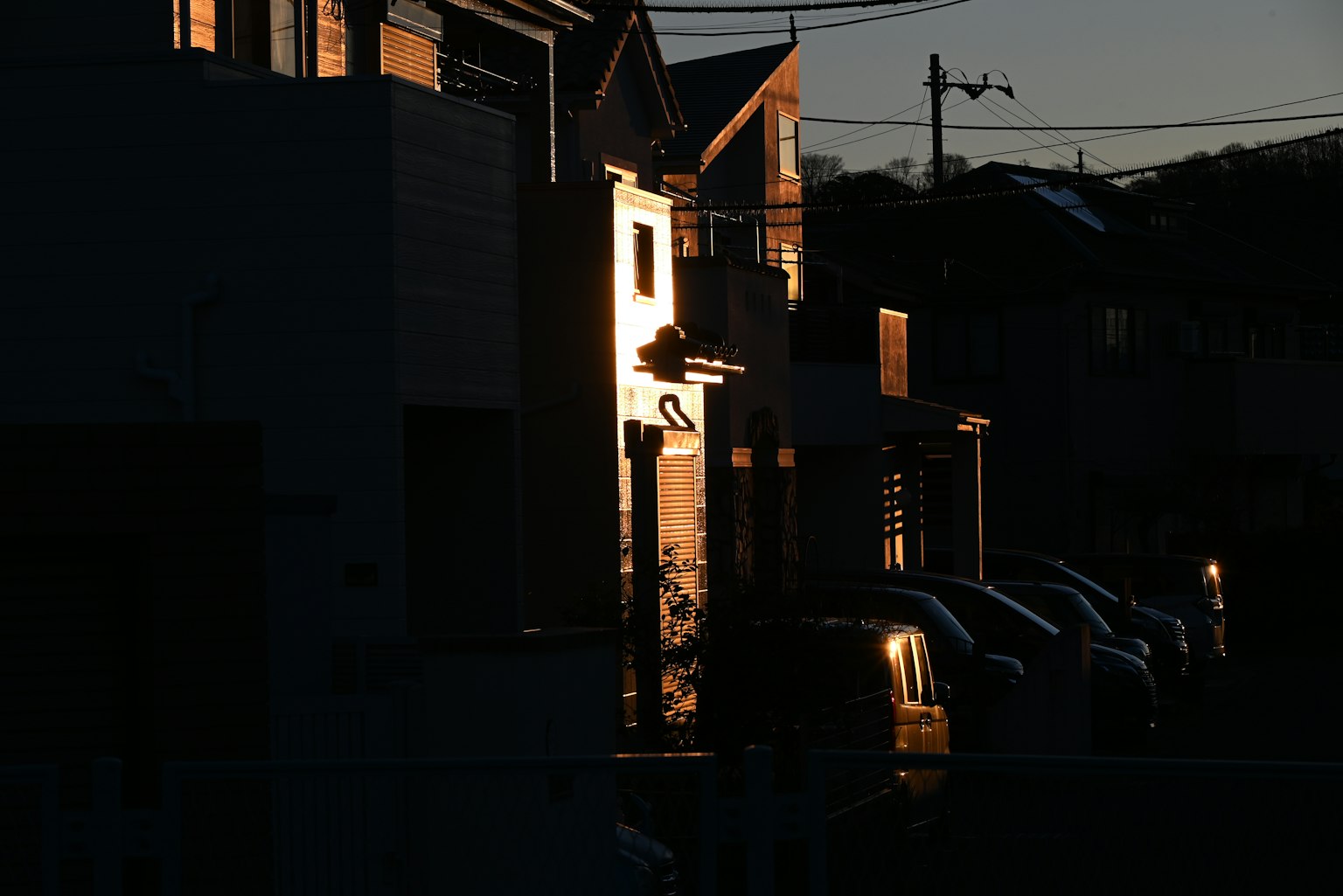 Une partie d'une rue illuminée par une lumière dorée au crépuscule