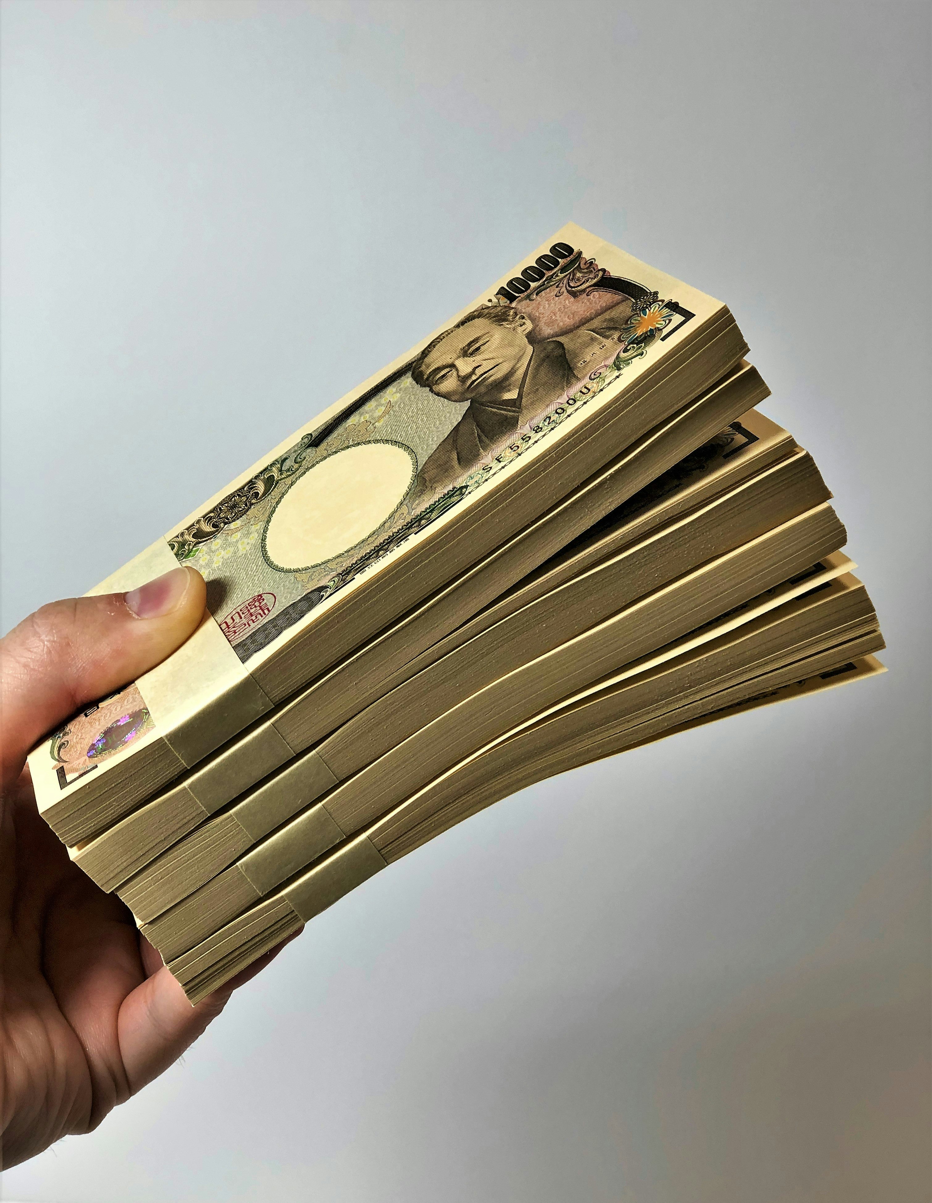手握一叠纸币