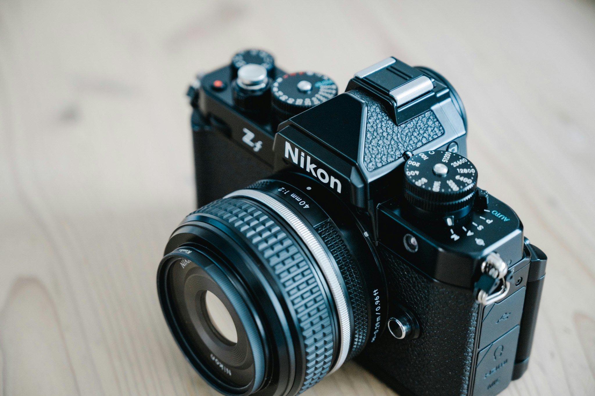 Nikonの一眼レフカメラとレンズのクローズアップ