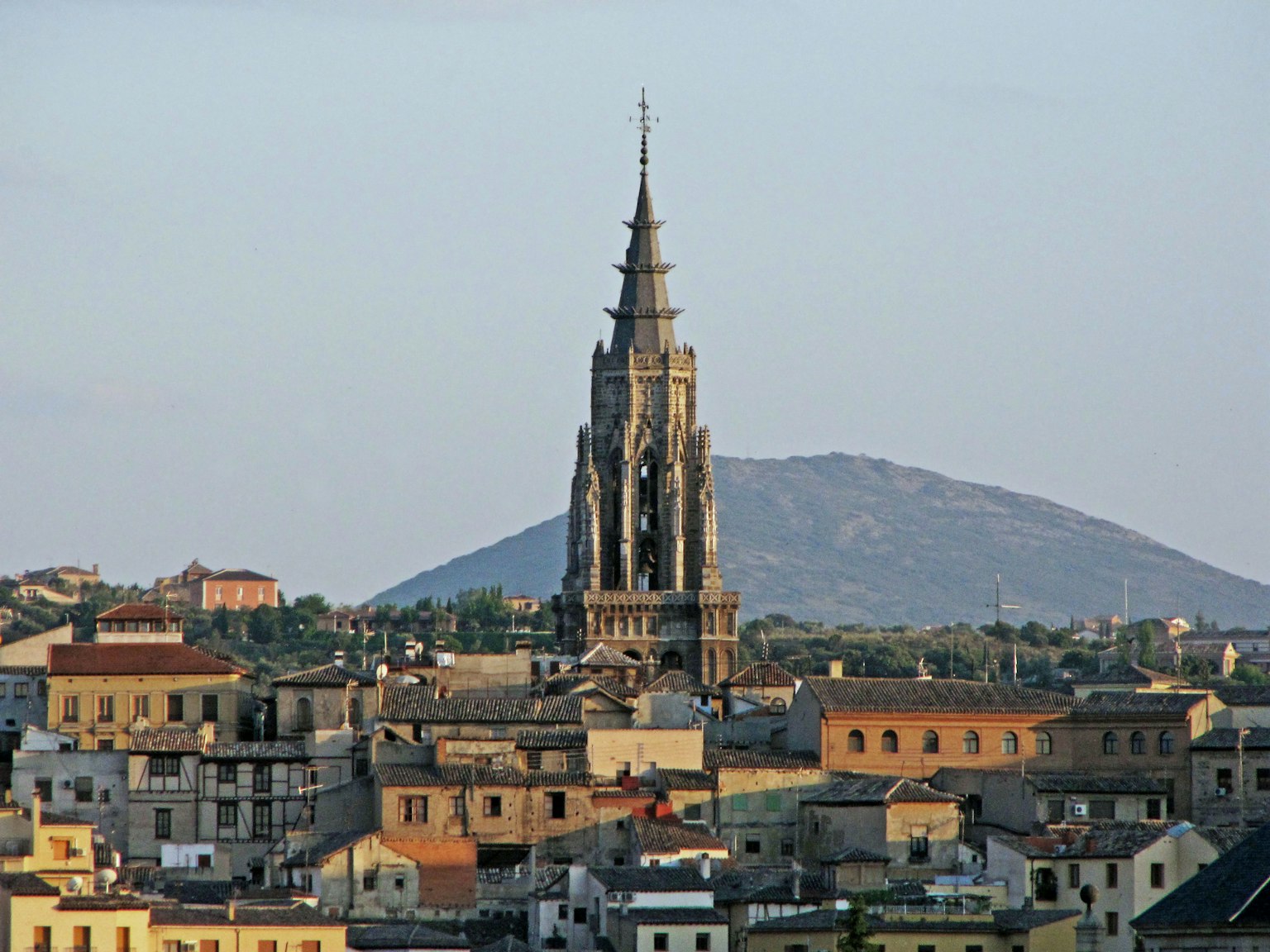 Der majestätische Turm der Kathedrale von Toledo mit der umliegenden Stadtlandschaft