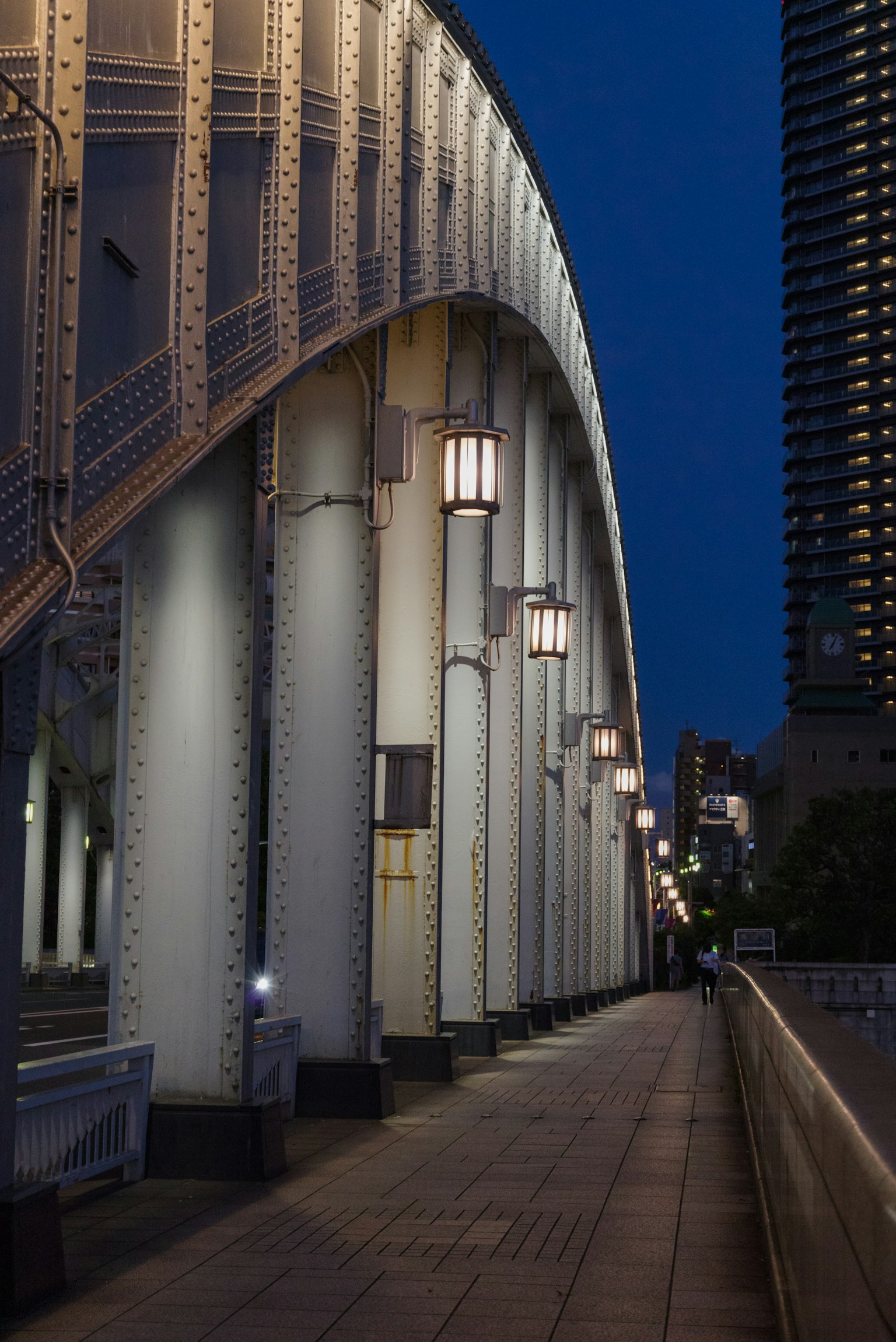 เสาโค้งของสะพานและไฟถนนสว่างไสวในยามค่ำคืน