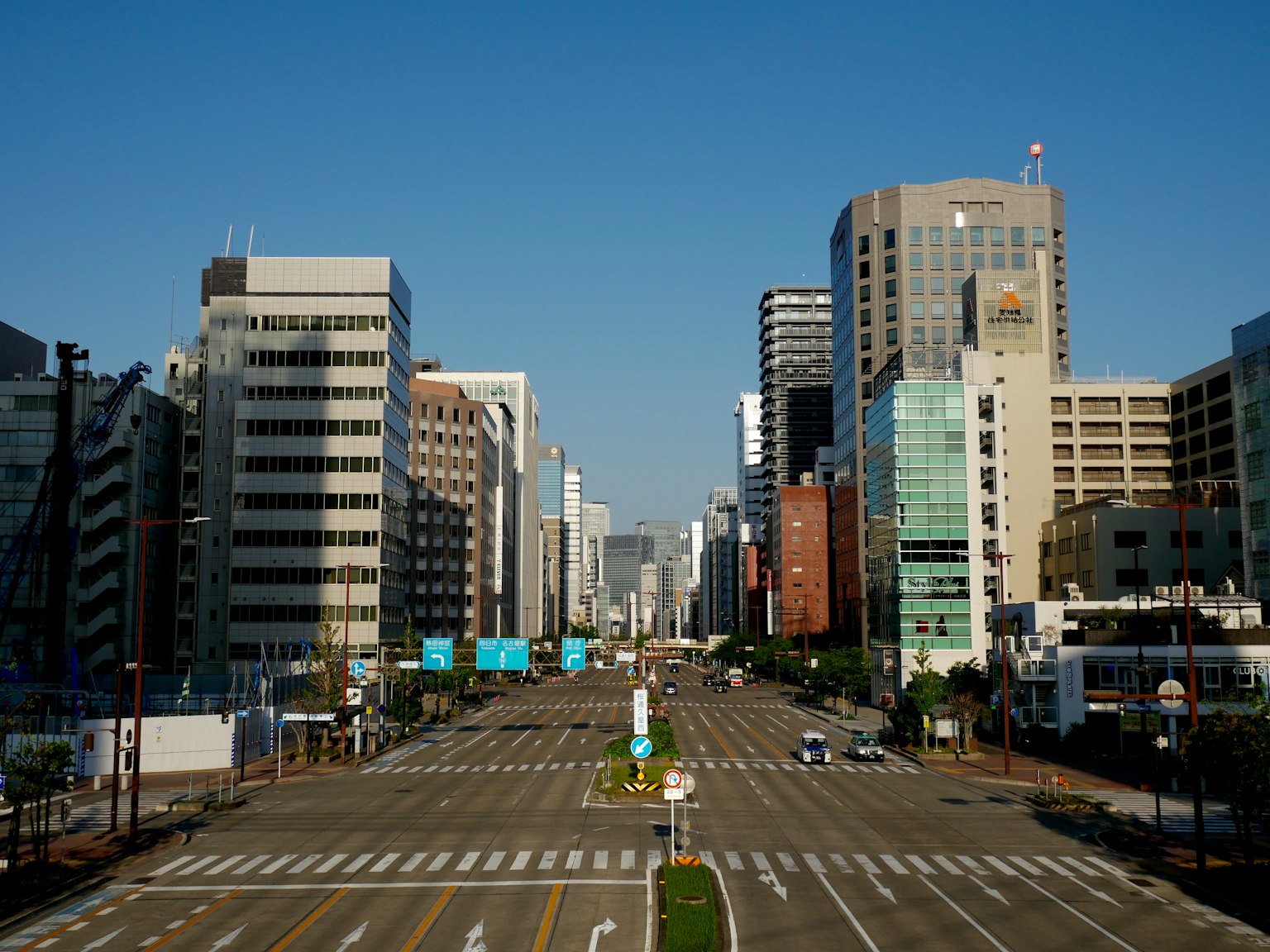 蓝天下的城市景观，拥有高楼大厦和宽阔的街道