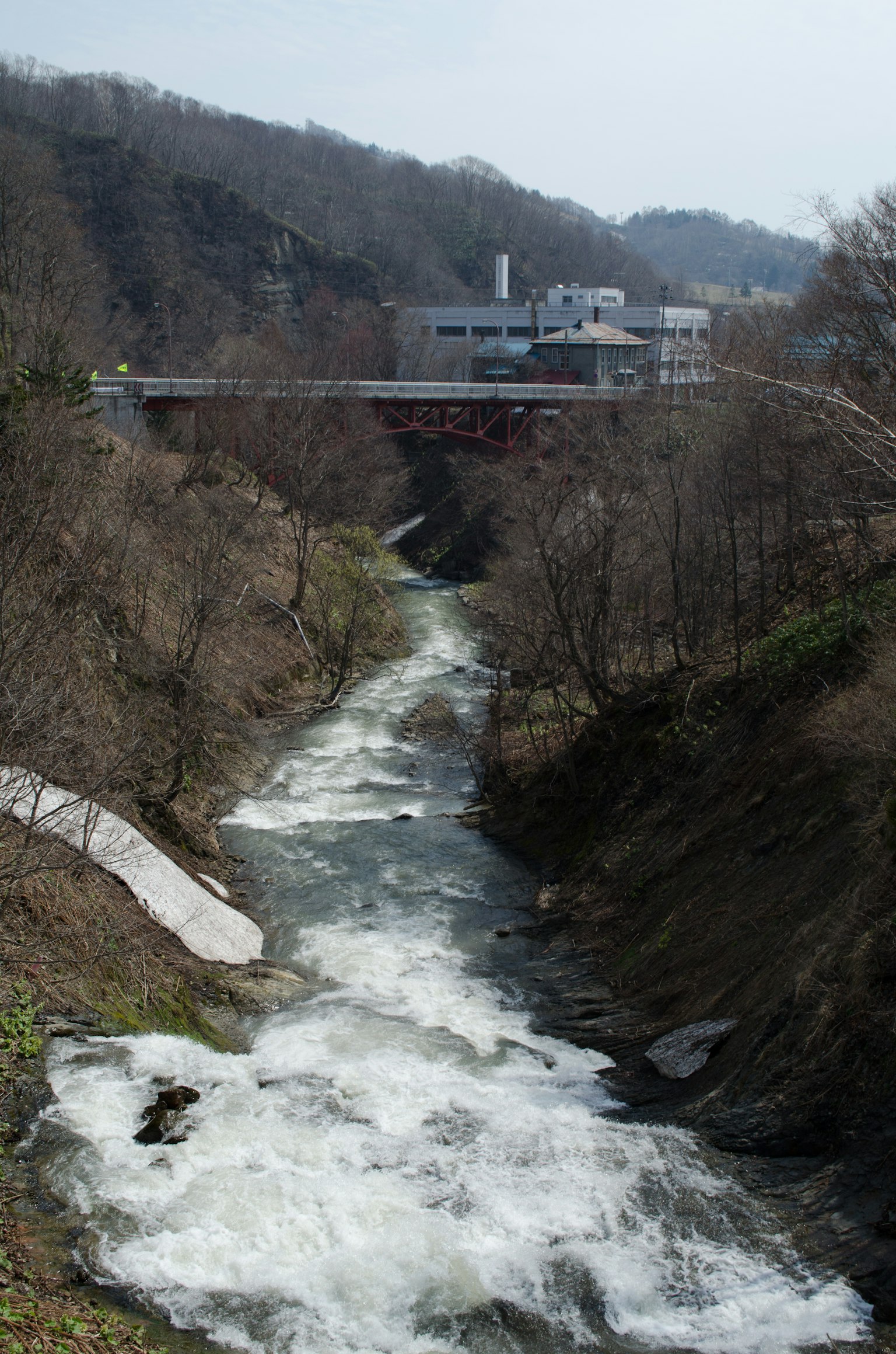 Malersicher Blick auf einen Fluss unter einer Brücke