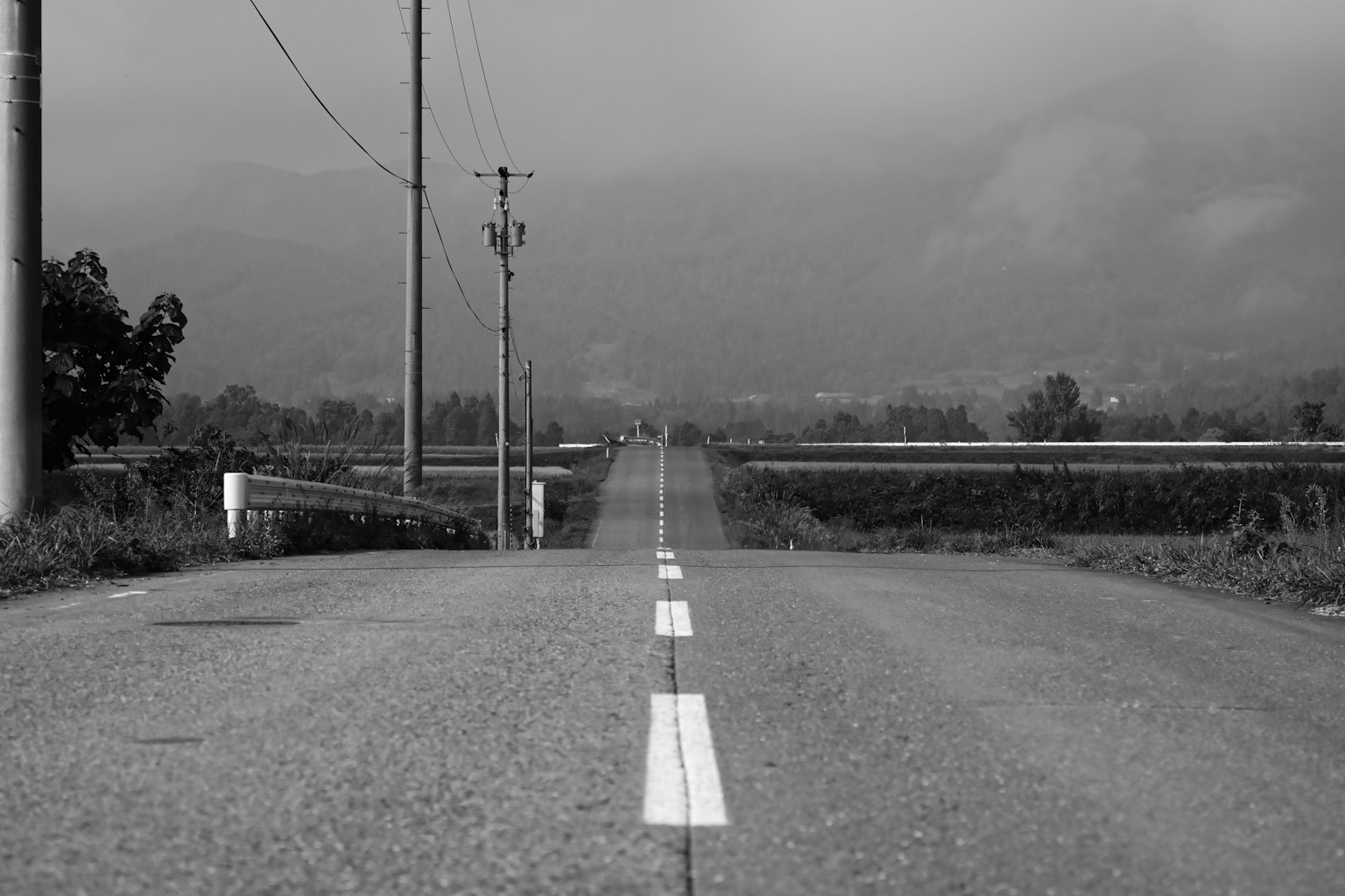 黑白鄉村道路延伸至遠方