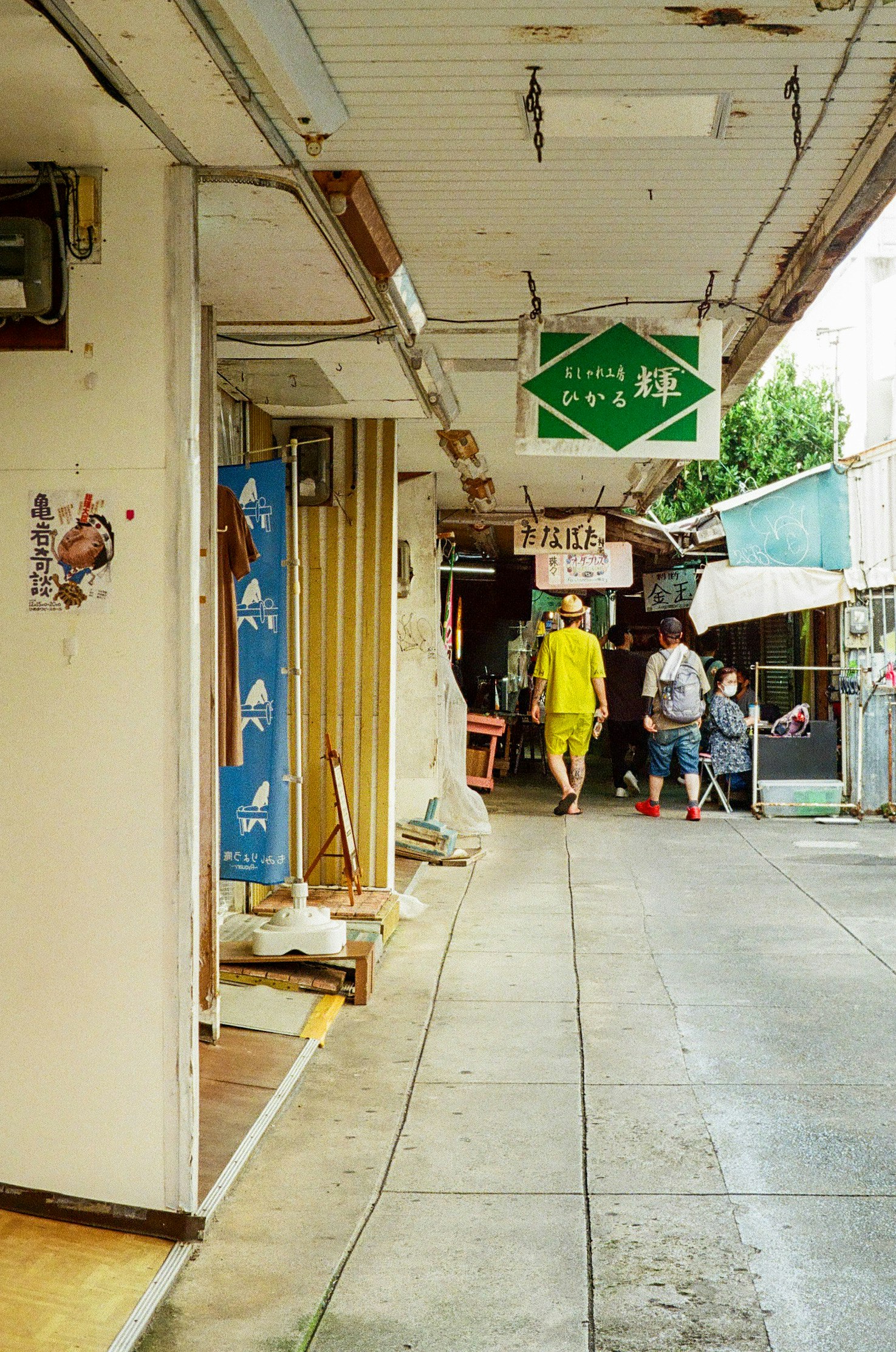 路地の軒先に並ぶ建物と看板のある商店街