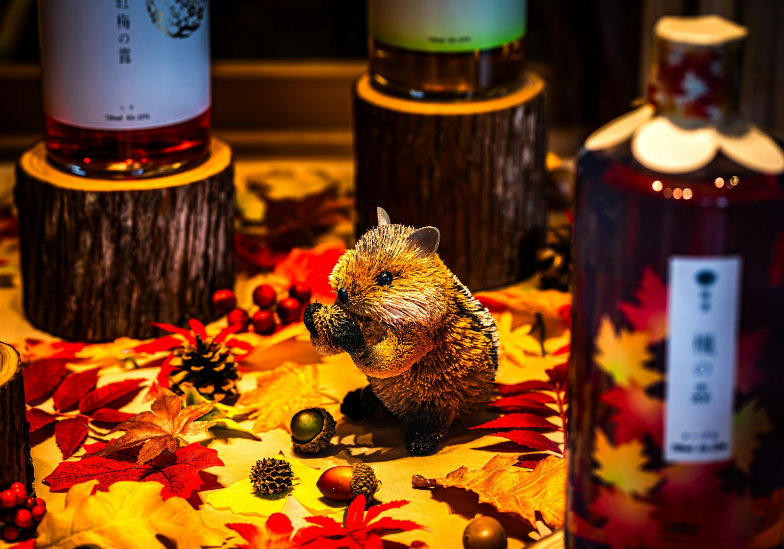 Ein kleines Tier, das einen Tannenzapfen hält, umgeben von Herbstblättern