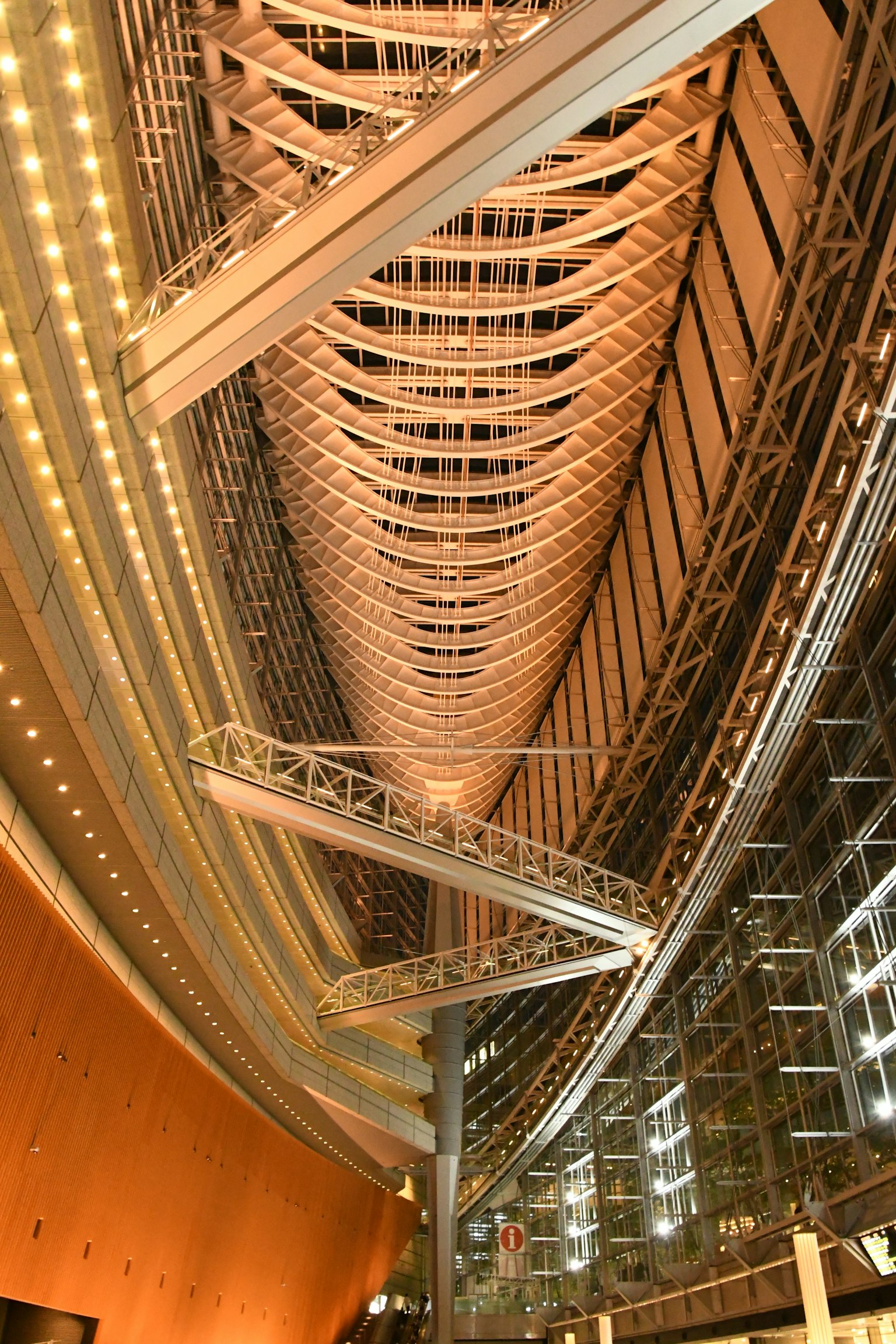 Beeindruckendes architektonisches Interieur mit einzigartigem Deckendesign