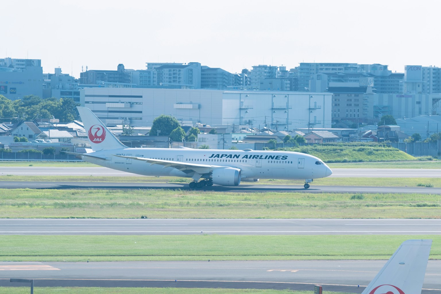 Aereo passeggeri Japan Airlines che taxi sulla pista