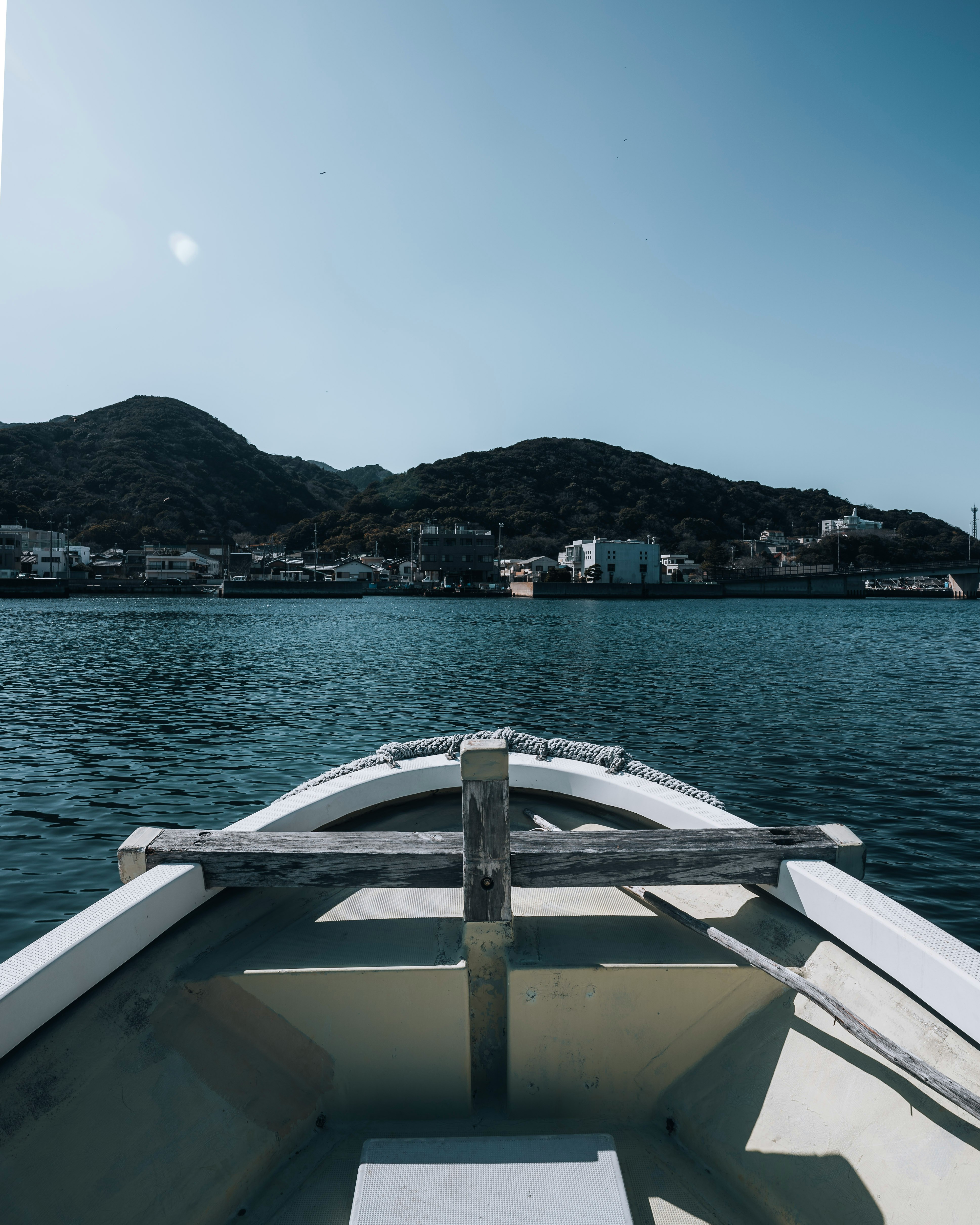 从船上看海湾与海岸小镇