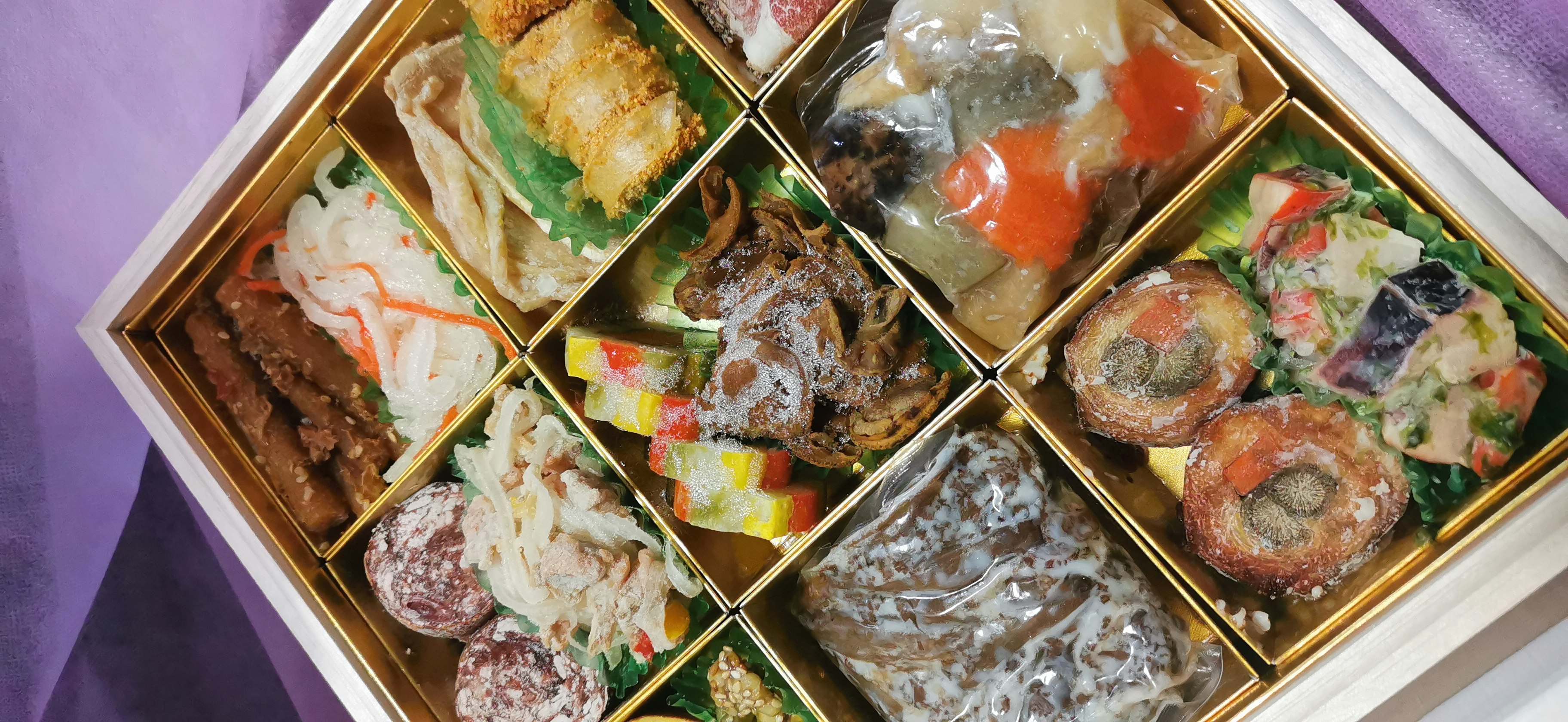 hộp quà đựng nhiều loại bánh kẹo Nhật và phương Tây
