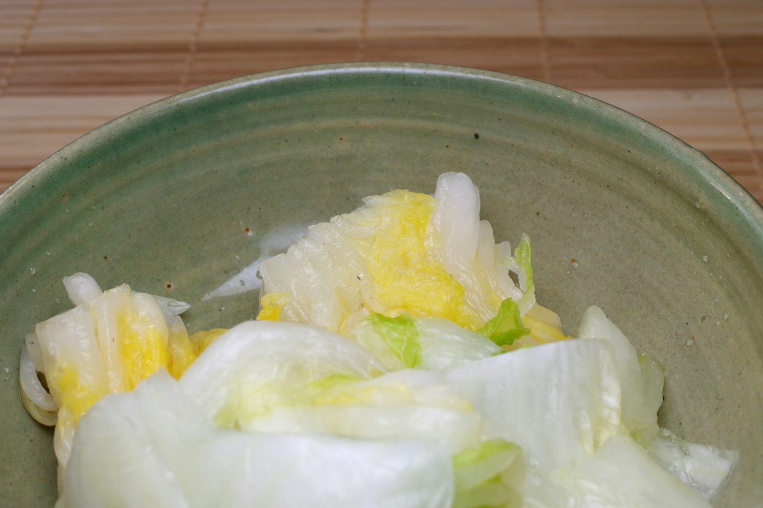 Salad selada segar di dalam mangkuk hijau