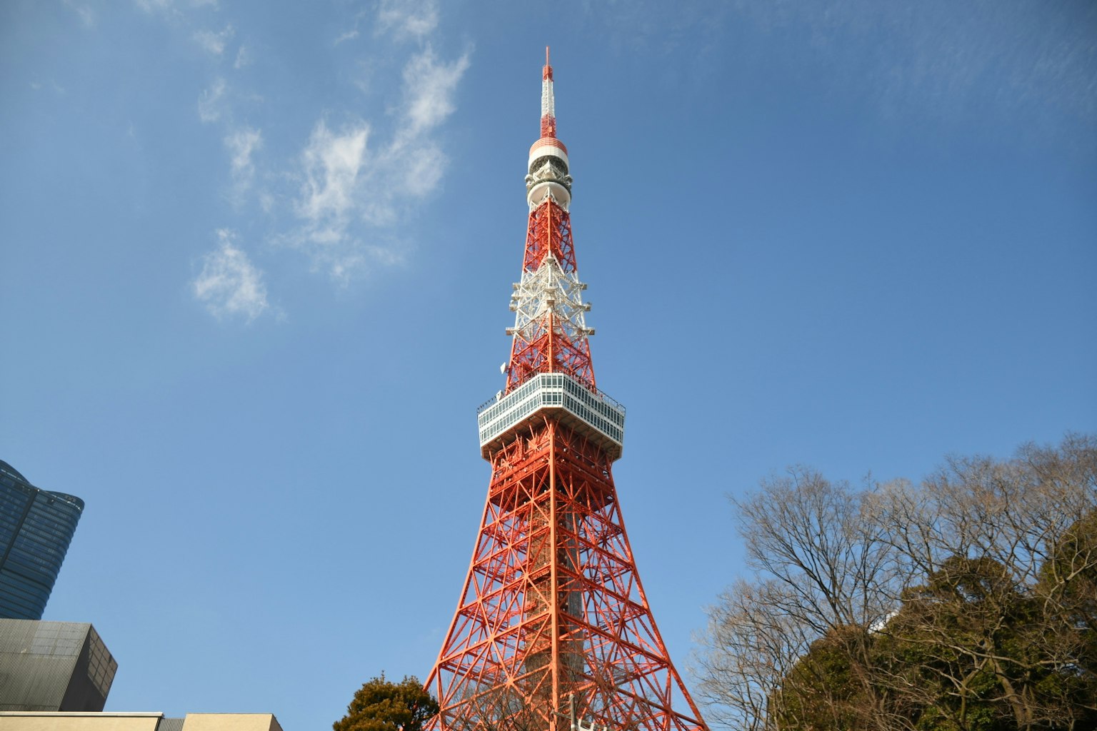 東京塔的紅白結構在藍天中高聳