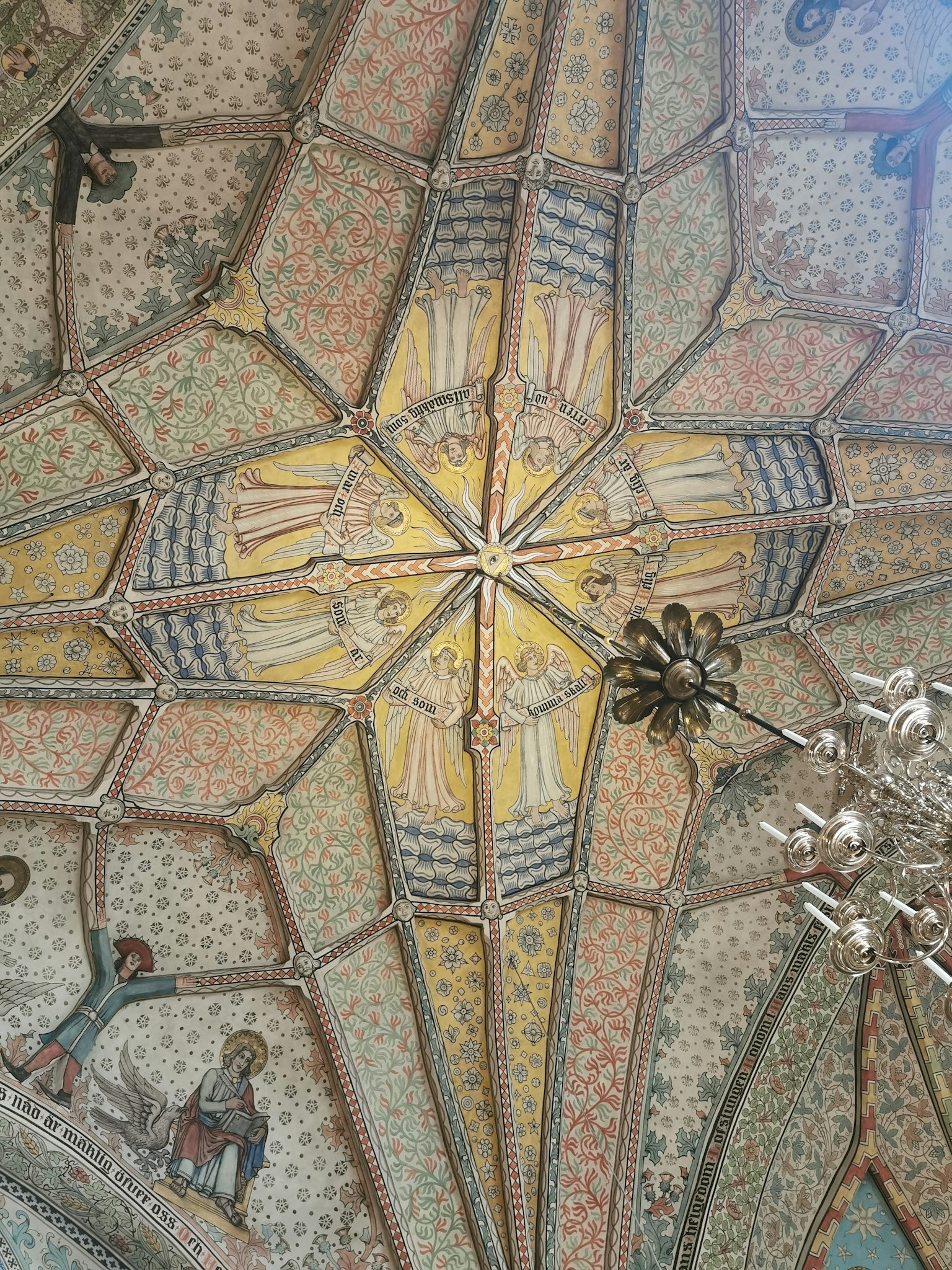 Desain langit-langit yang rumit dengan pola berwarna-warni di dalam gereja