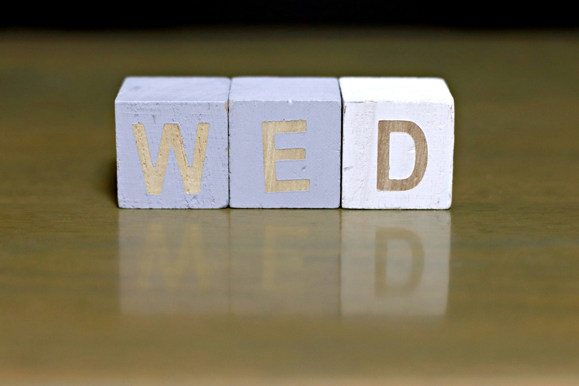 blocs en bois formant « WED »