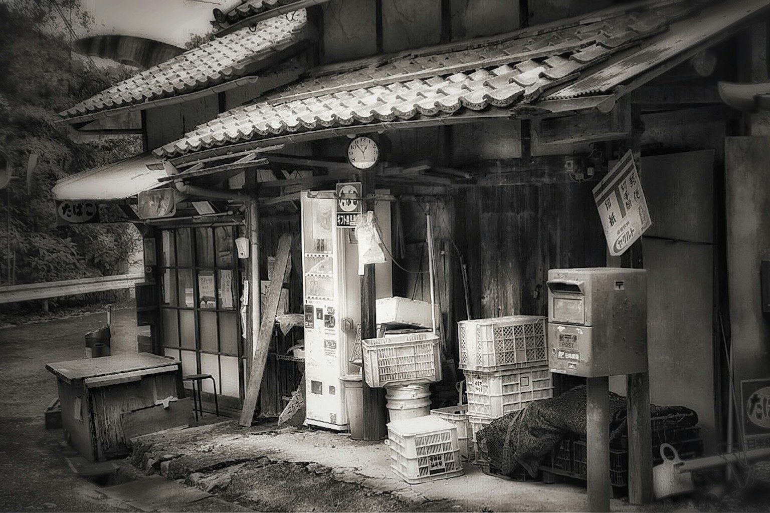 Exterior de una antigua tienda japonesa en estilo blanco y negro con techo tradicional y paredes de madera