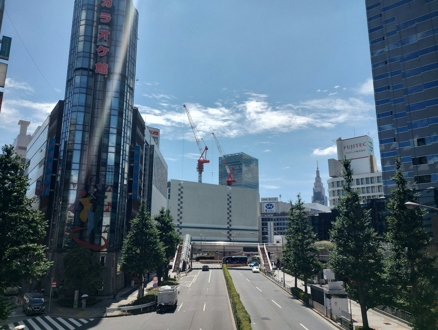 Klarer Tagesblick auf städtische Wolkenkratzer und eine Baustelle