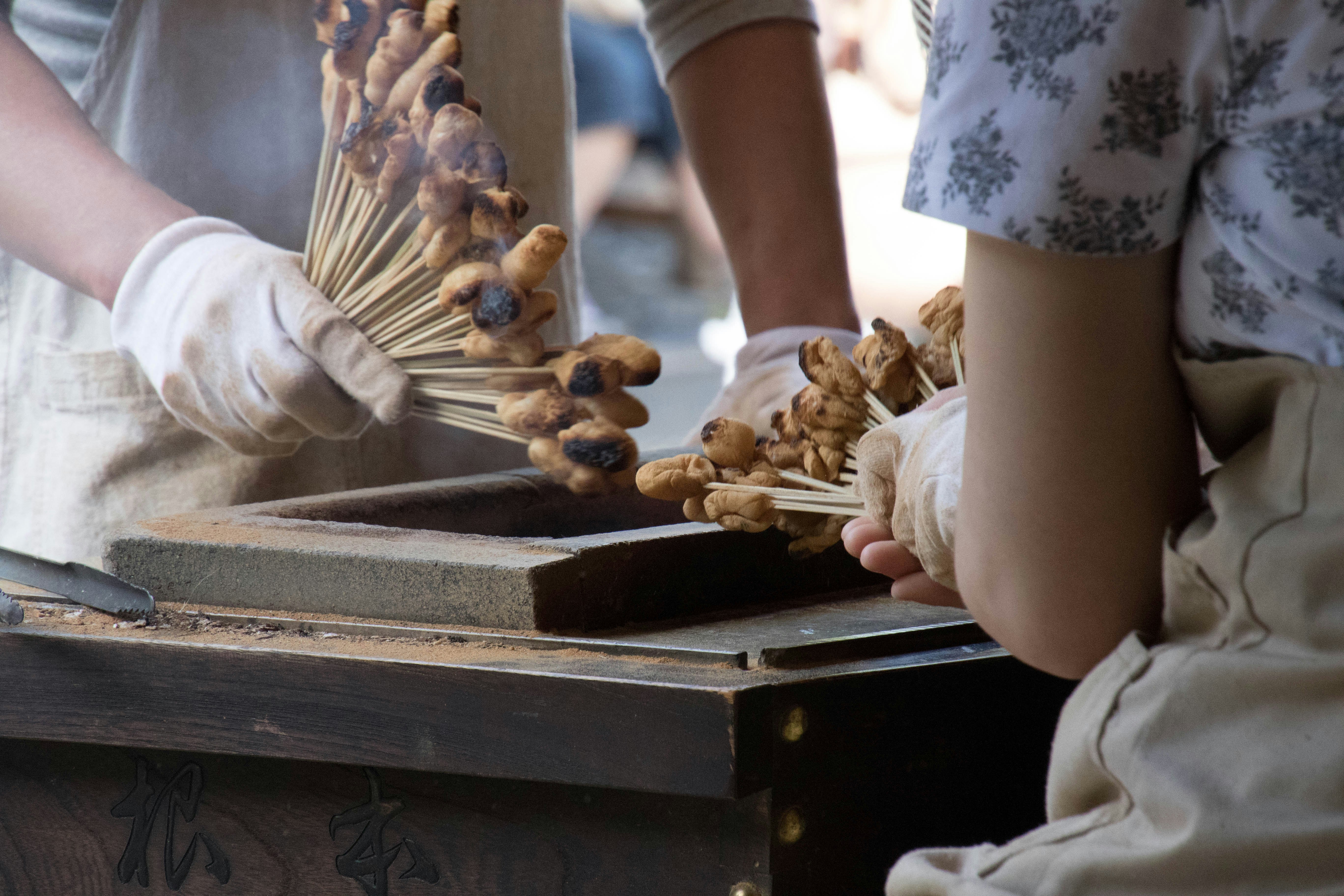 mani che sistemano pezzi di legno in un laboratorio