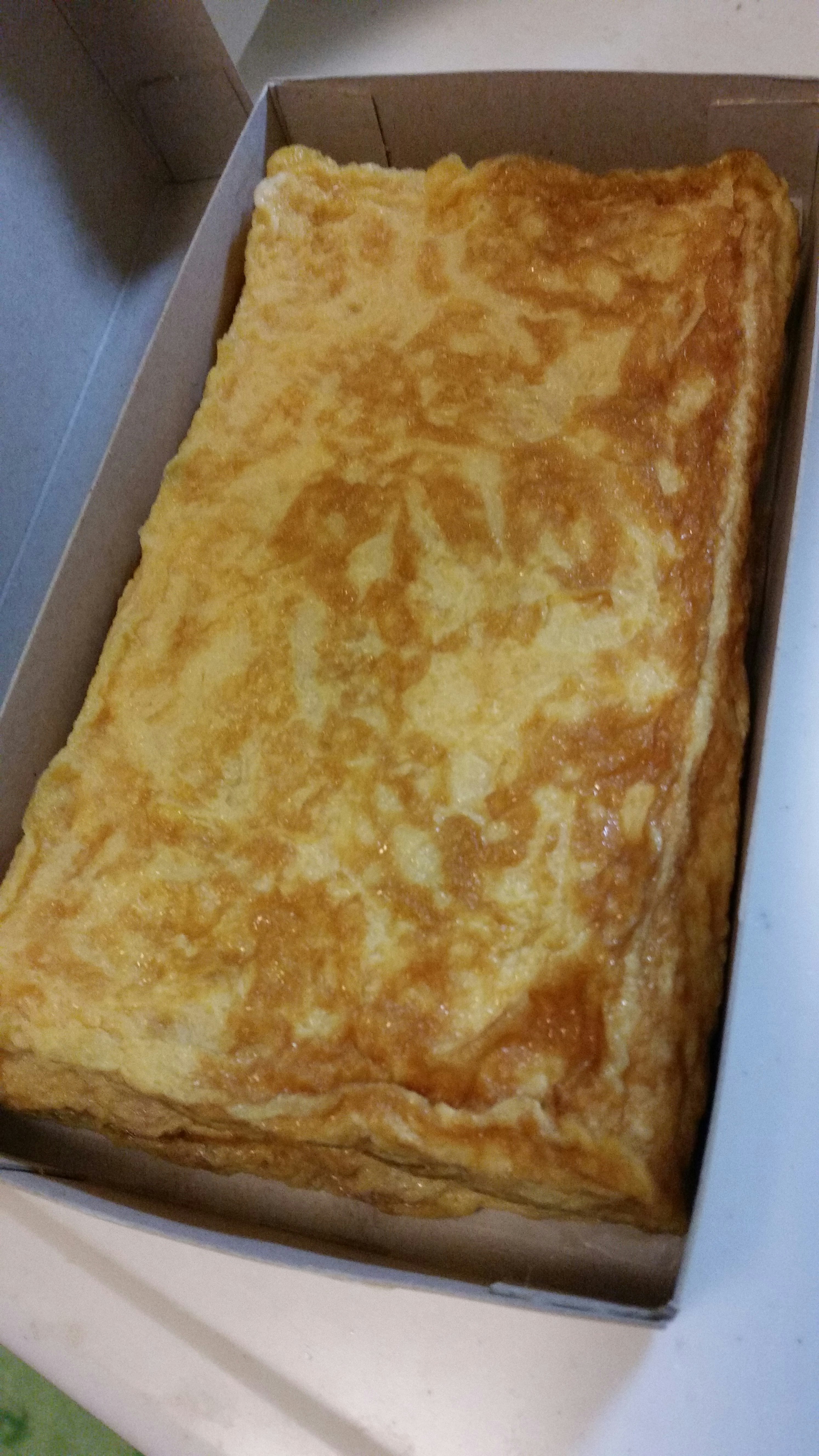 玉子焼きの厚焼きが入った箱の中の料理