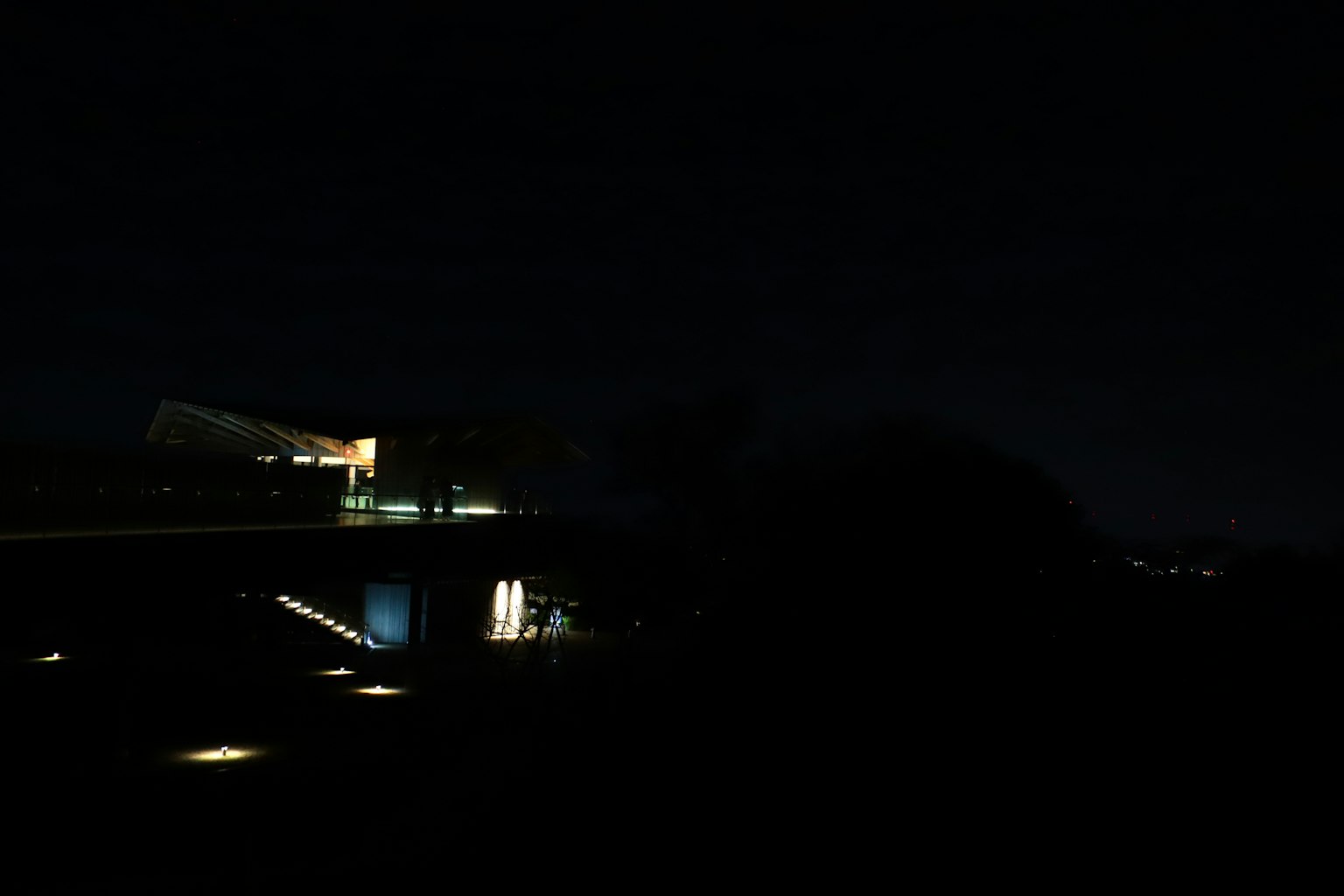 夜晚黑暗景觀中的建築燈光