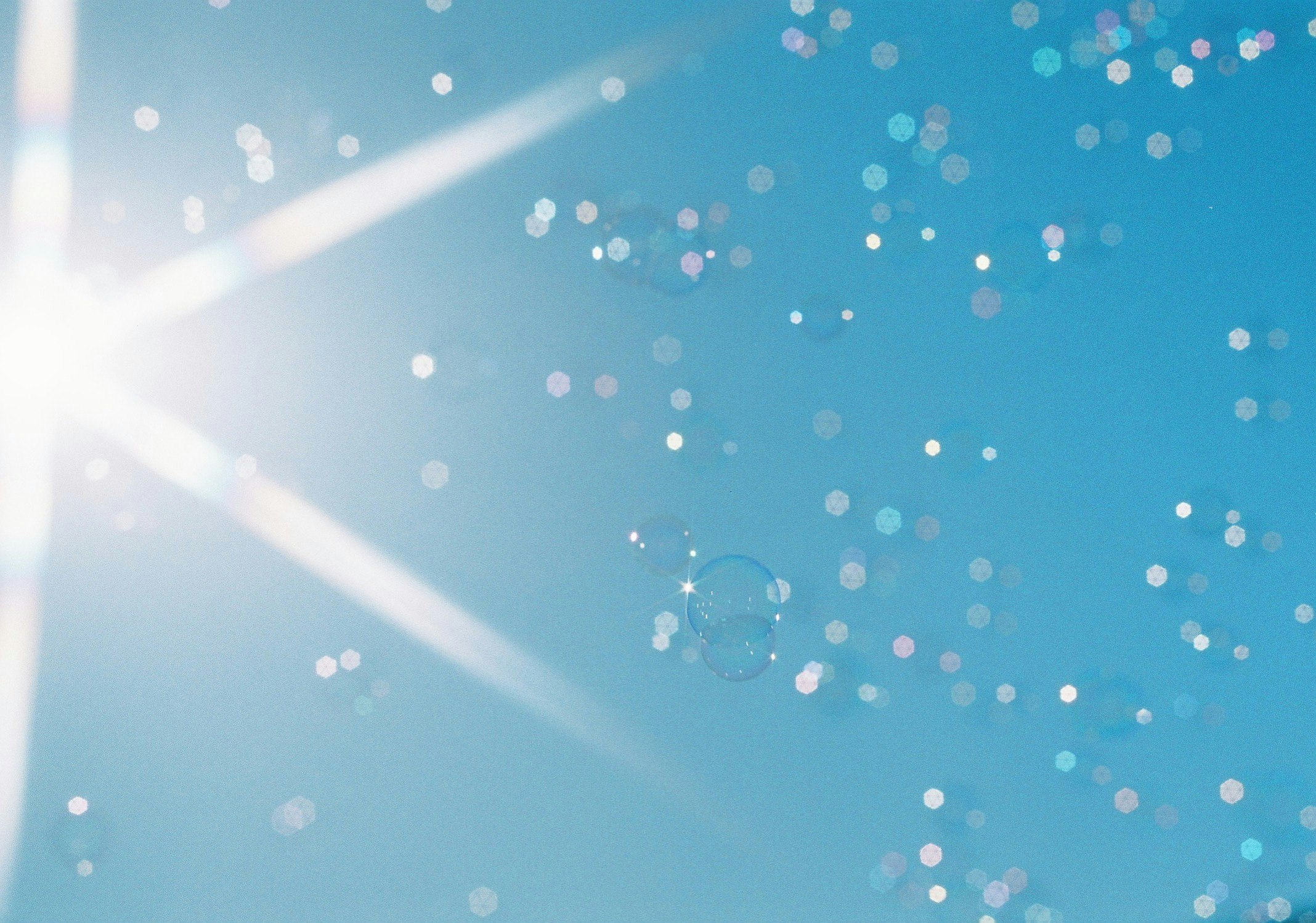 cielo azul iluminado con partículas de luz flotantes y rayos