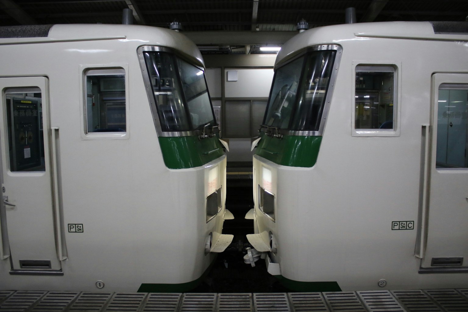 Dua kereta saling berhadapan di stasiun