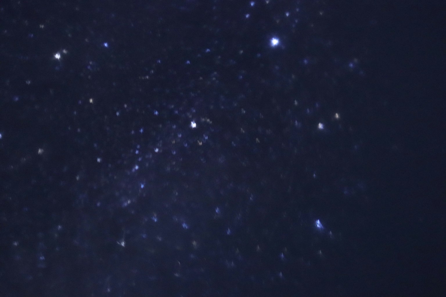 Primo piano di stelle brillanti nel cielo notturno