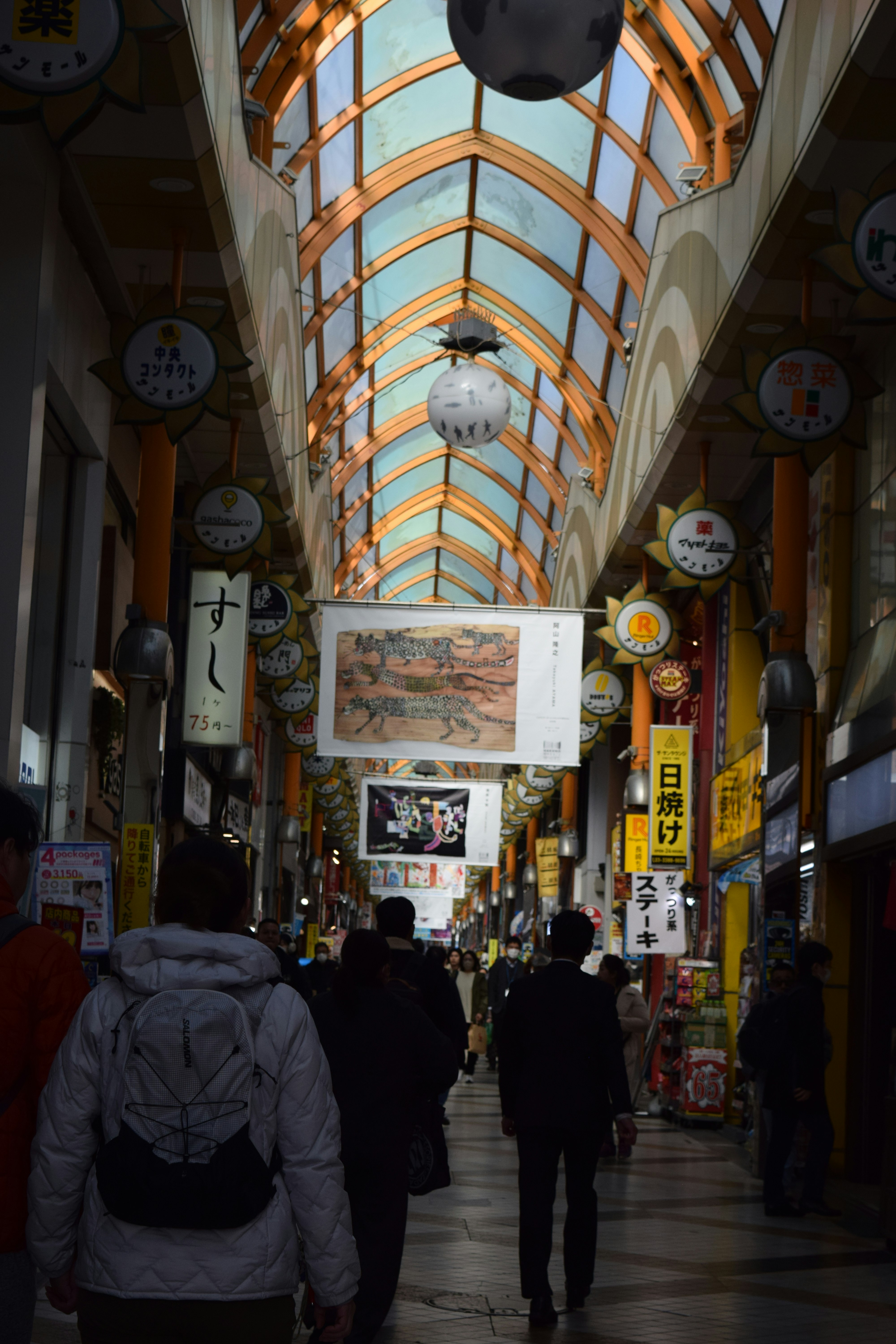 アーチ型の天井と提灯が並ぶ商店街の通り