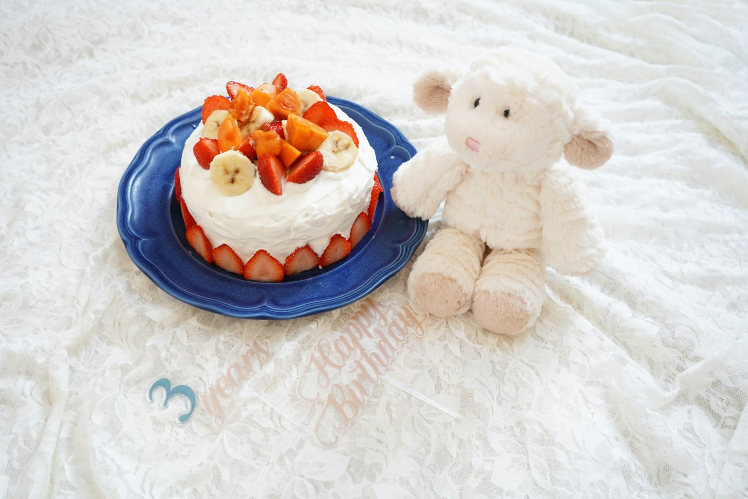 Une disposition mignonne d'un gâteau et d'un jouet en peluche
