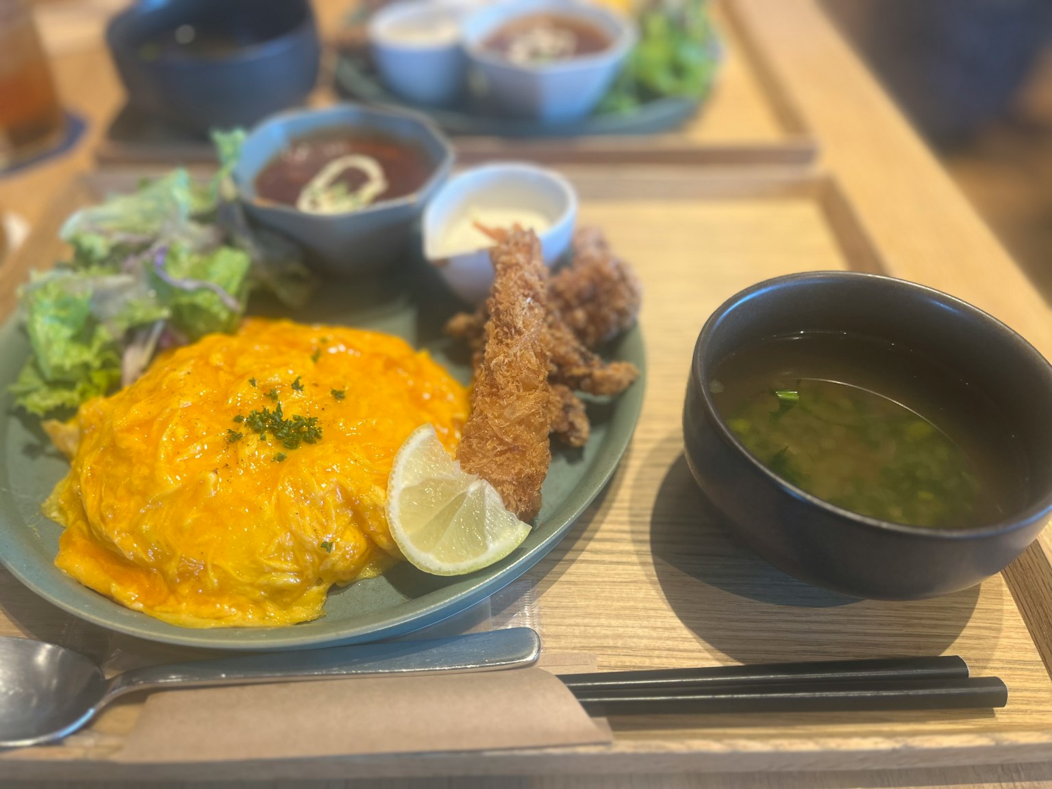 日本午餐套餐包括蛋包饭、沙拉、炸鸡和味噌汤