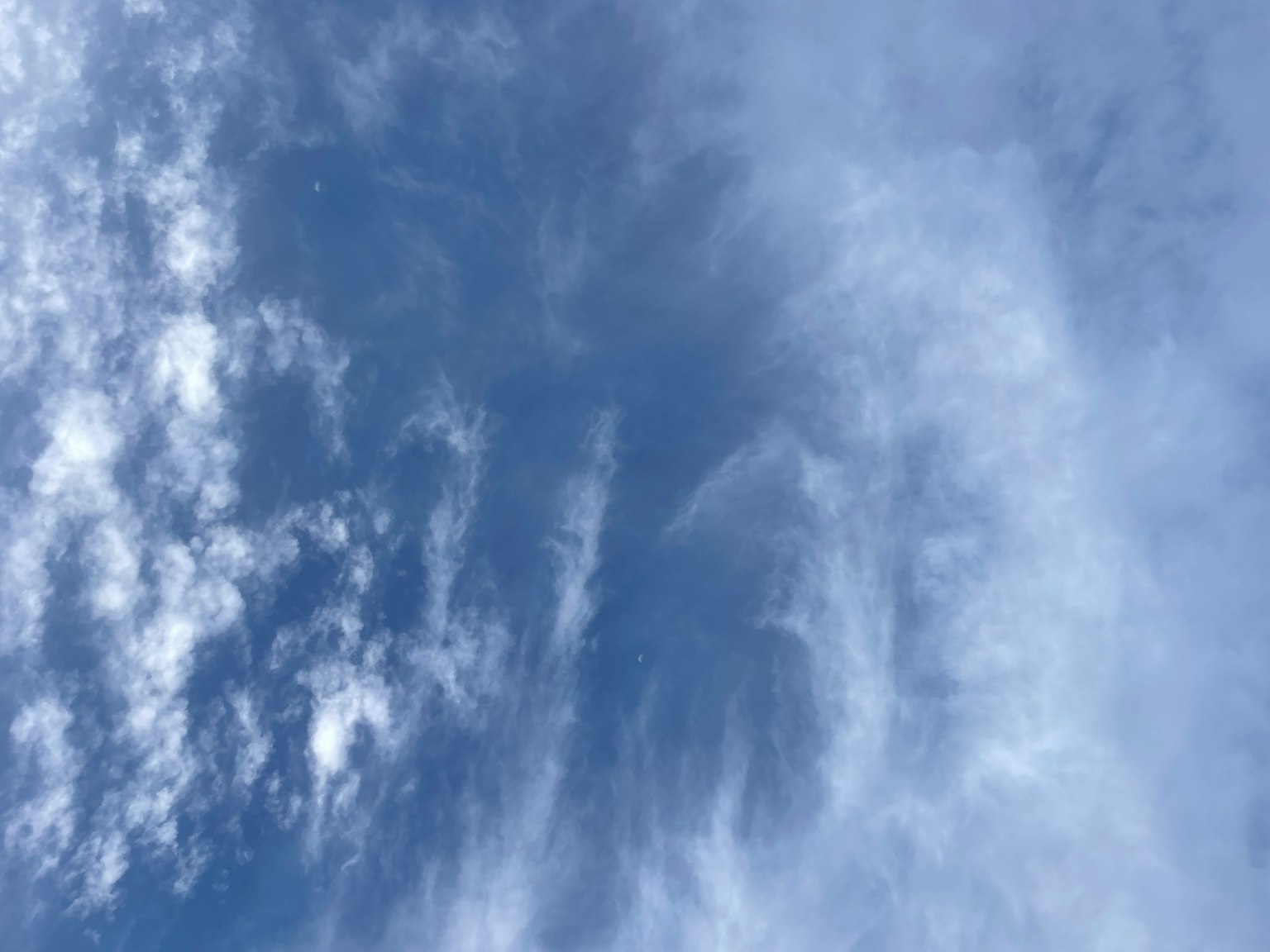 Cielo blu con nuvole bianche vaporose