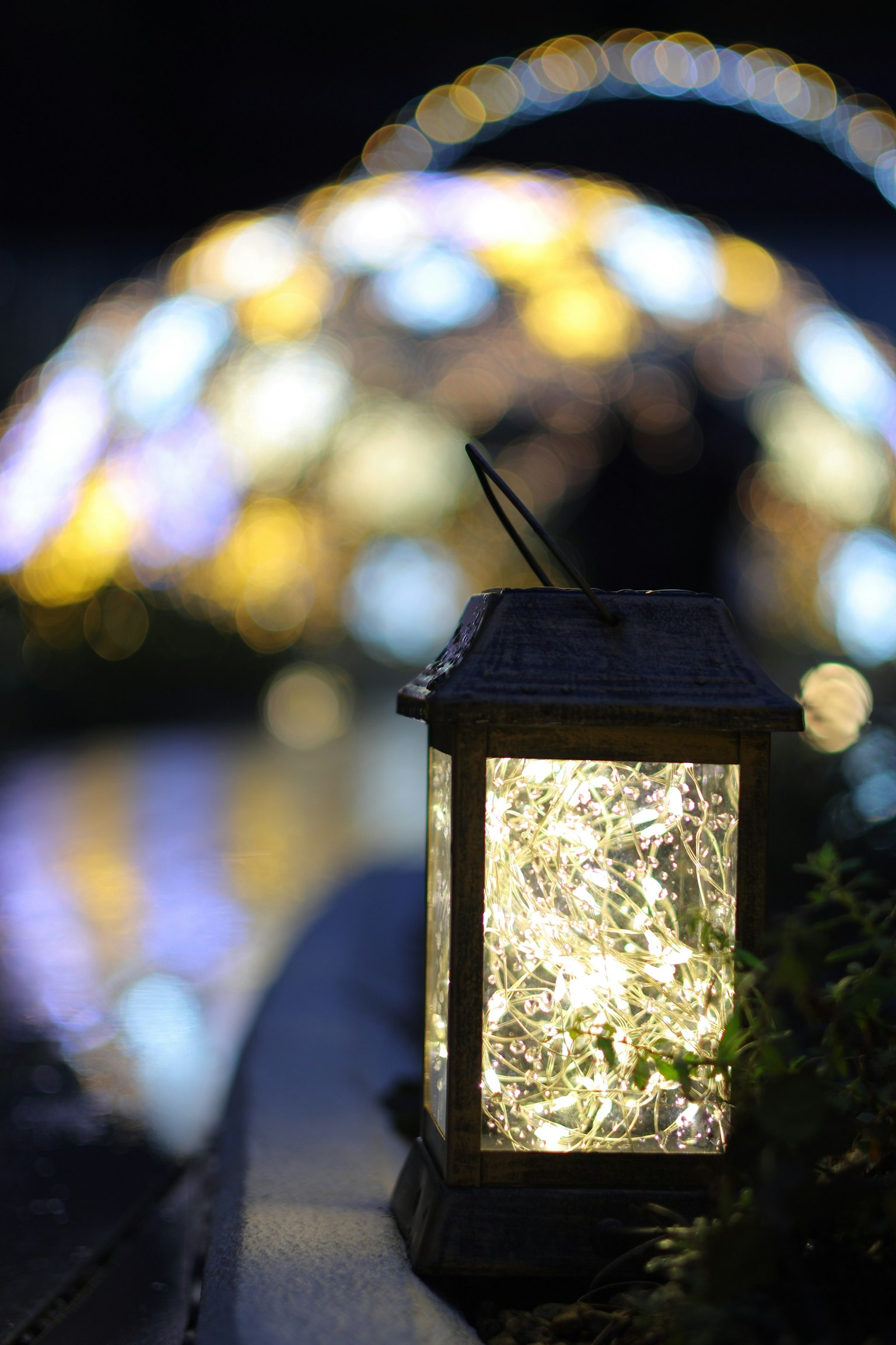 Lanterne lumineuse au premier plan avec un arrière-plan coloré flou