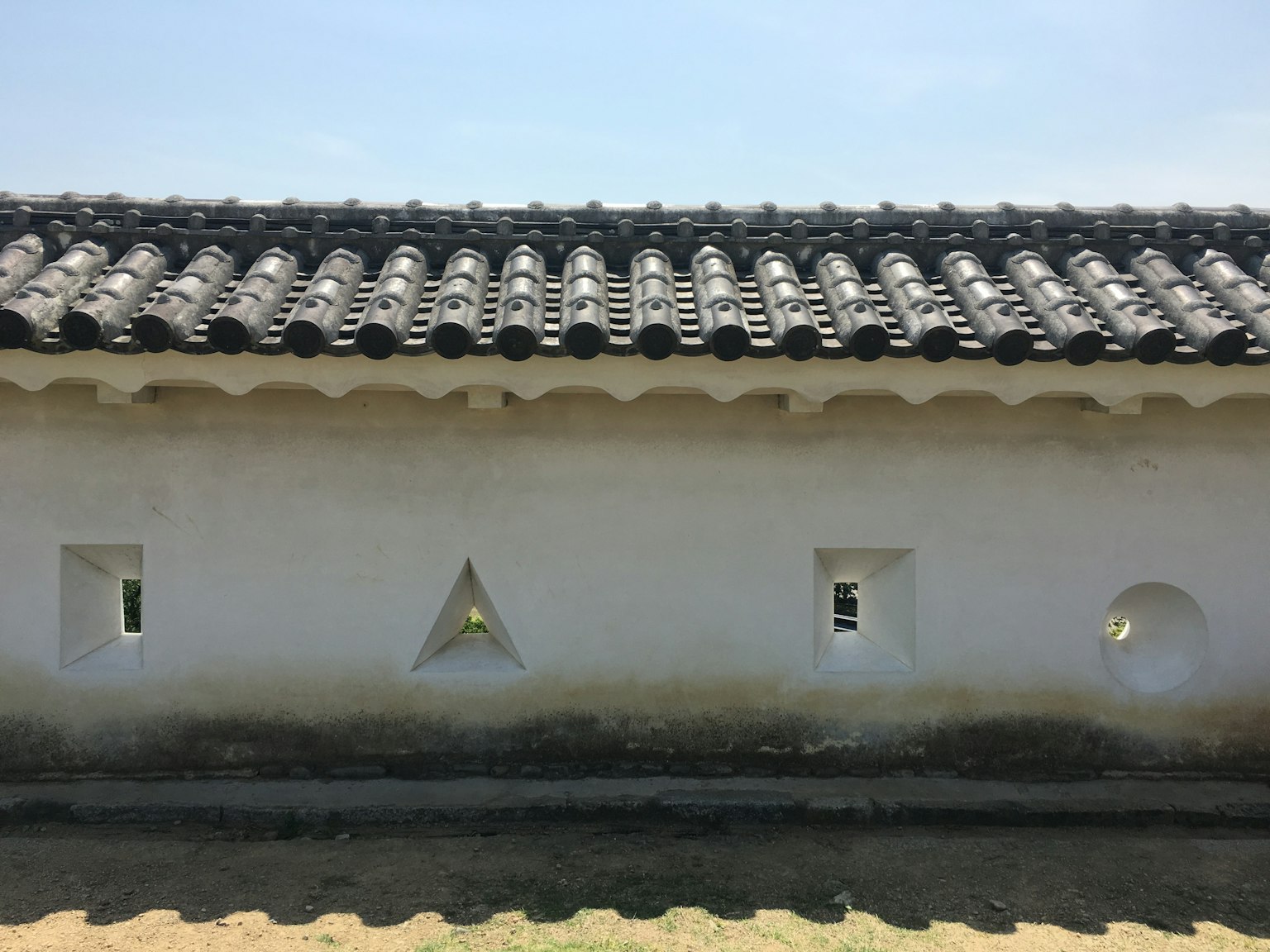 傳統建築，白色牆壁上有三角形和圓形窗戶